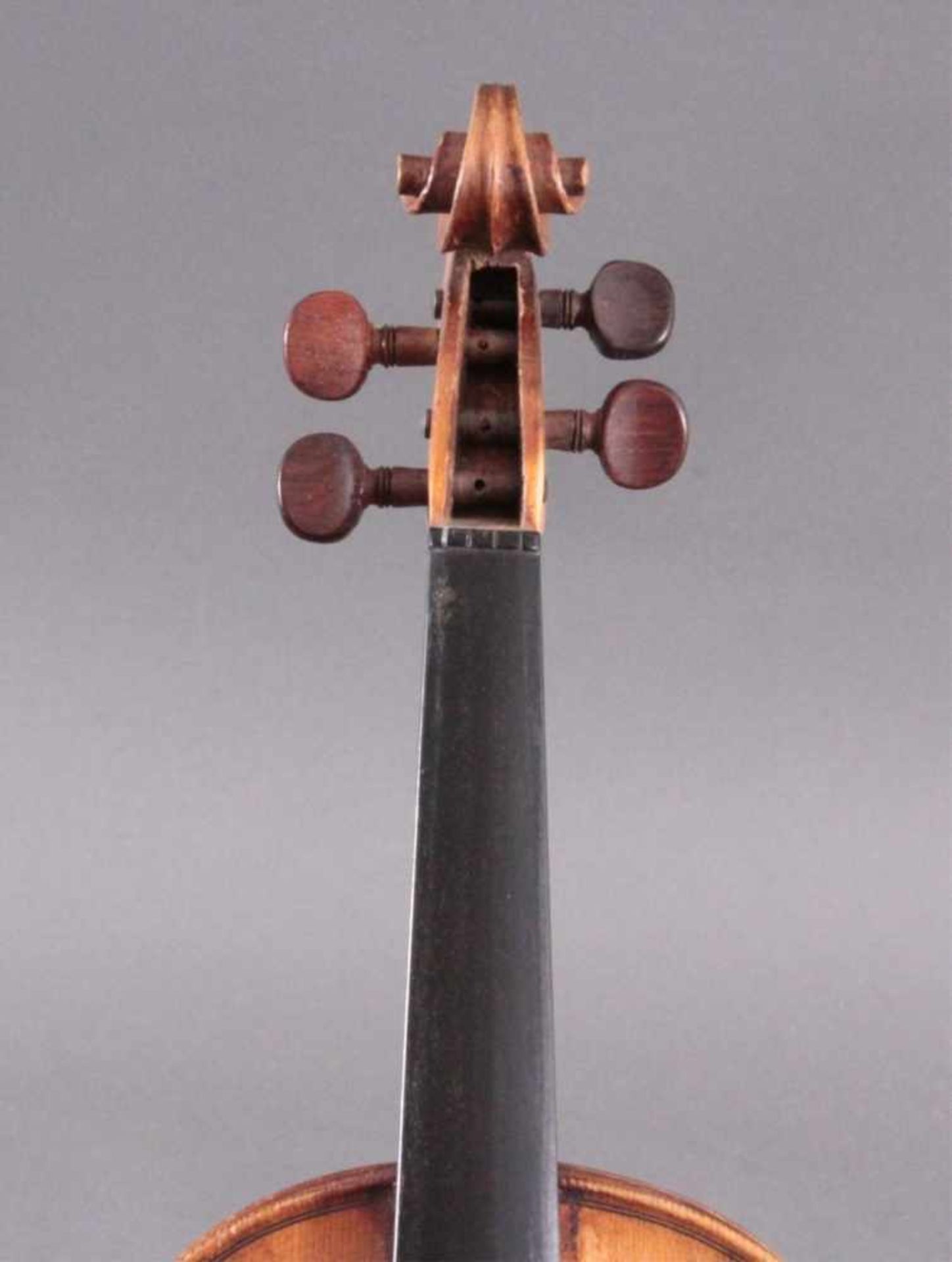 Geige / Violine mit Bogen und Geigenkasten um 1900Ca. Korpus Länge 36 cm. - Bild 4 aus 9