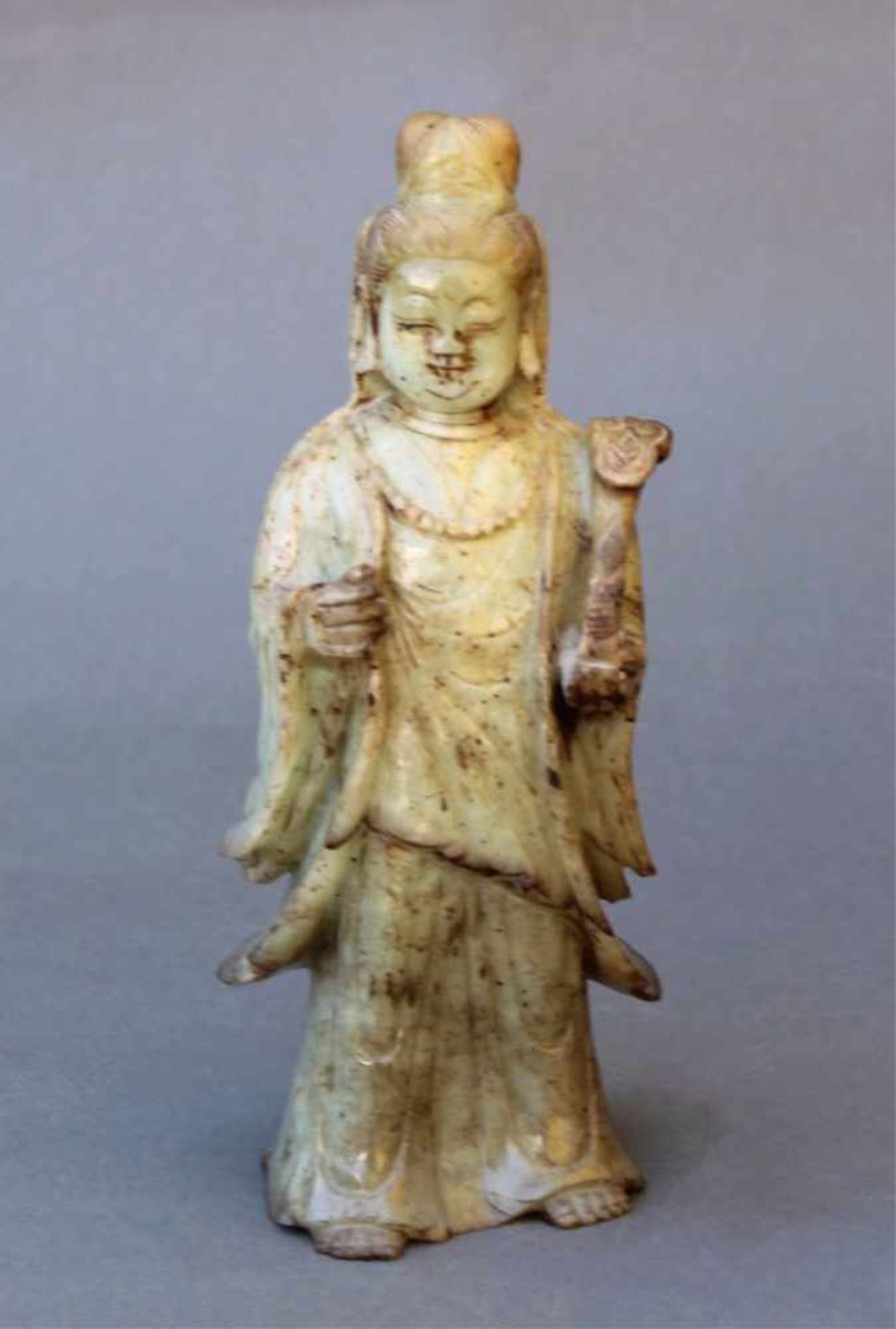Jadeskulptur. Guanyin, Anfang 19. JahrhundertVollplastische Darstellung der Guanyin, ein