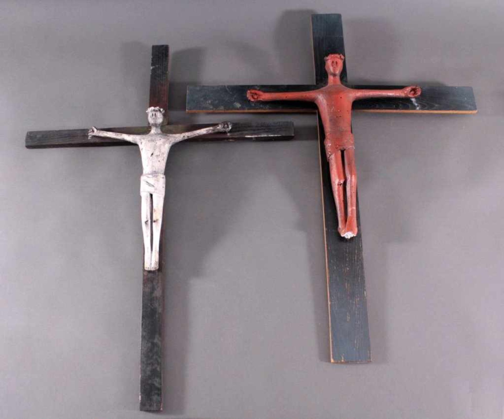 Anton Jezovsek Zvone (1935-2017)2x Jesus am Kreuz, Gips / Holz. Geschwärztes Holzkreuz, Maßeca. 94 x