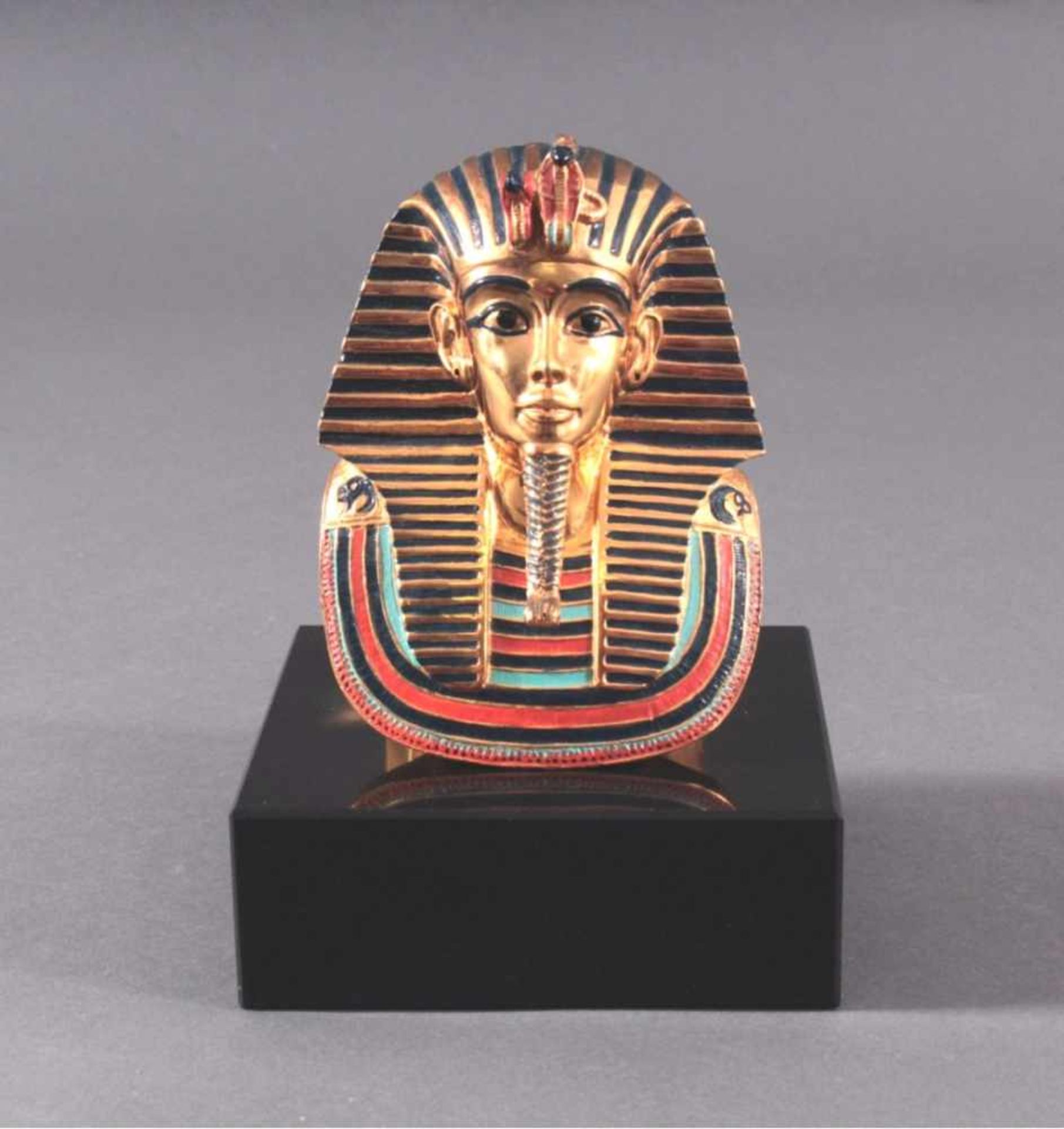 Die Mumienmaske Tutanchamuns, 24 Karat vergoldetDas Replikat ist aus Bronze mit 24 Karat