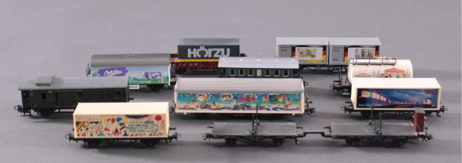 10 Märklin Waggons, H0Unterschiedliche Modelle, teils mit Werbeaufdruck und / oderZubehör.