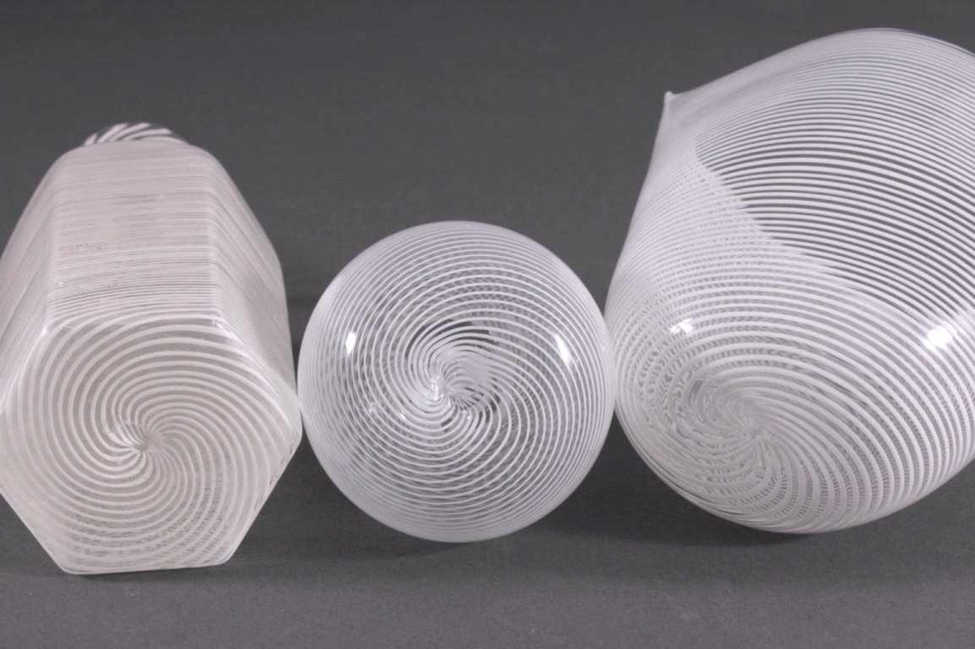 Drei Glas-Objekte, ItalienFarbloses Glas mit feingliedriger spiralförmig- - Bild 2 aus 3