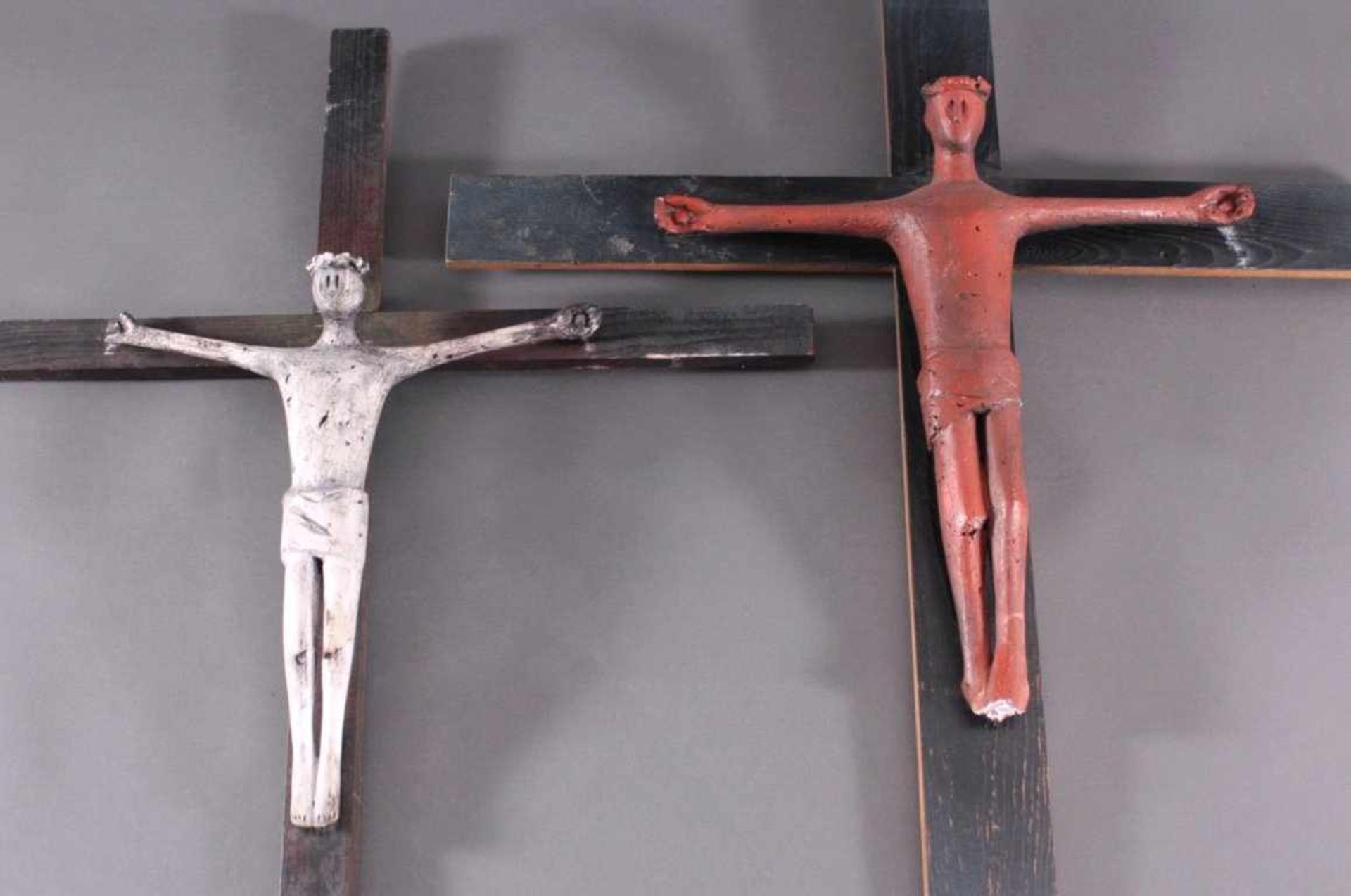 Anton Jezovsek Zvone (1935-2017)2x Jesus am Kreuz, Gips / Holz. Geschwärztes Holzkreuz, Maßeca. 94 x - Bild 2 aus 3