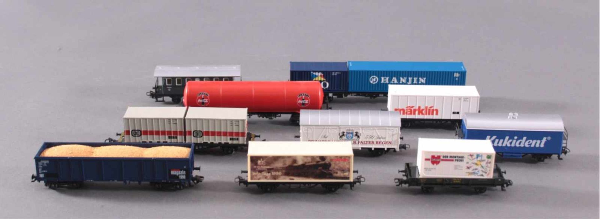 10 Märklin Waggons, H0Unterschiedliche Modelle, teils mit Werbeaufdruck und / oderZubehör.