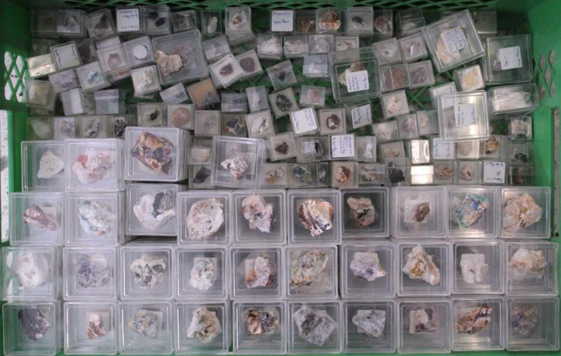 Sammlung MineralienEinige hundert Stück in Plexiglaskästen, überwiegendbeschriftet mit Bennenung und - Bild 2 aus 5