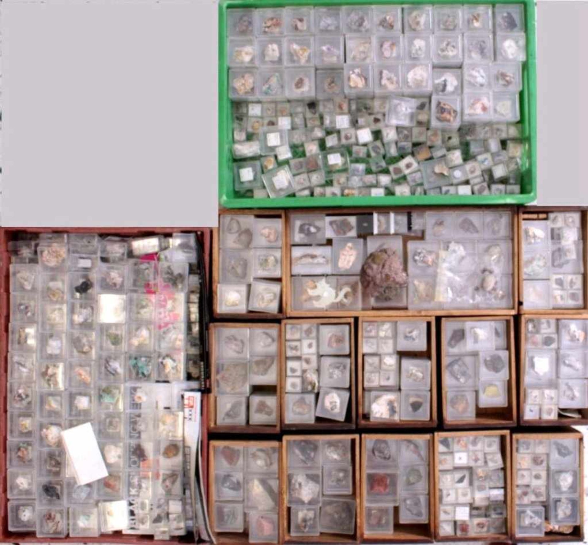 Sammlung MineralienEinige hundert Stück in Plexiglaskästen, überwiegendbeschriftet mit Bennenung und