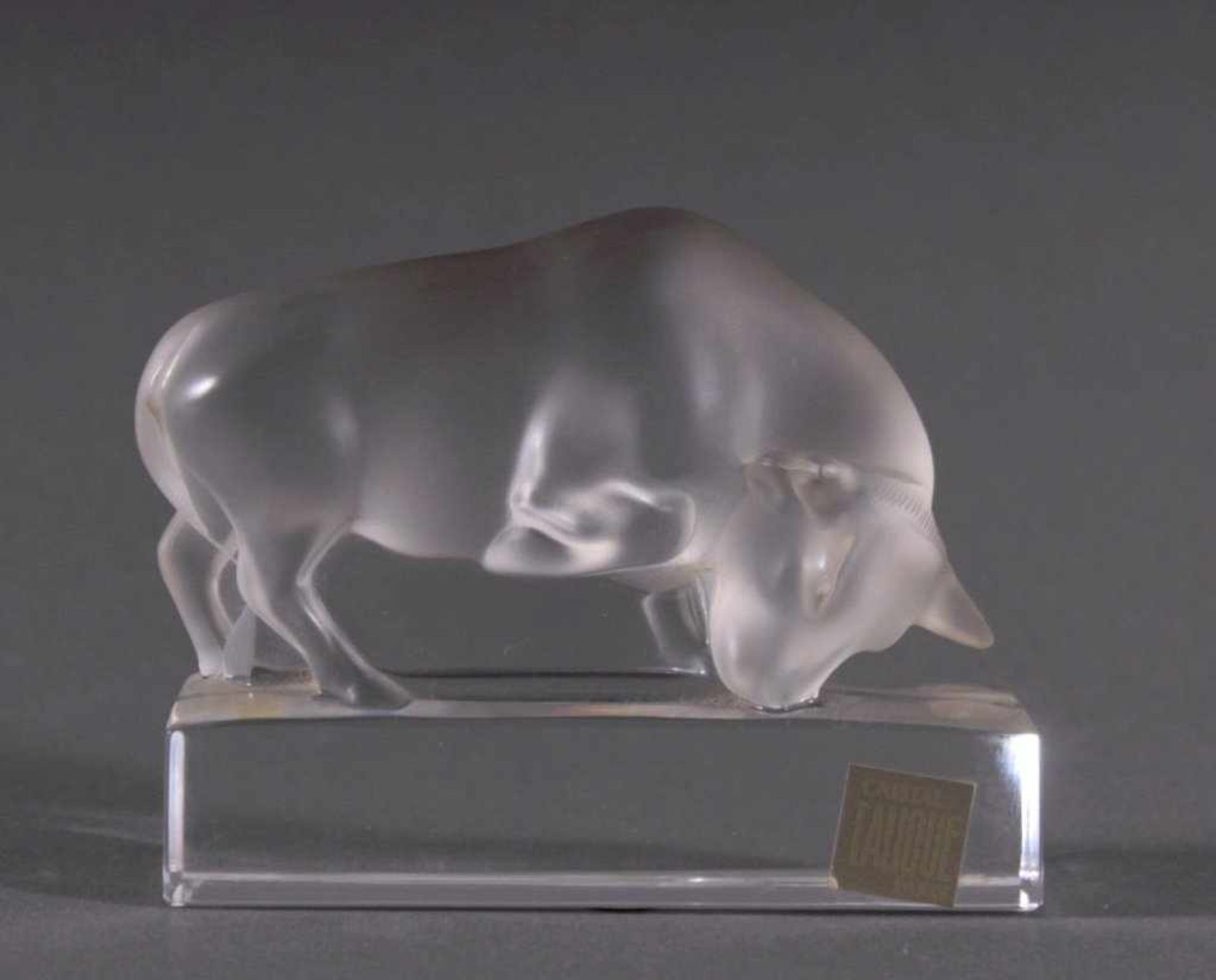 Glasfigur "Stier", Lalique France20. Jahrhundert. Farbloses Kristallglas, gepresst, teilsmattiert,