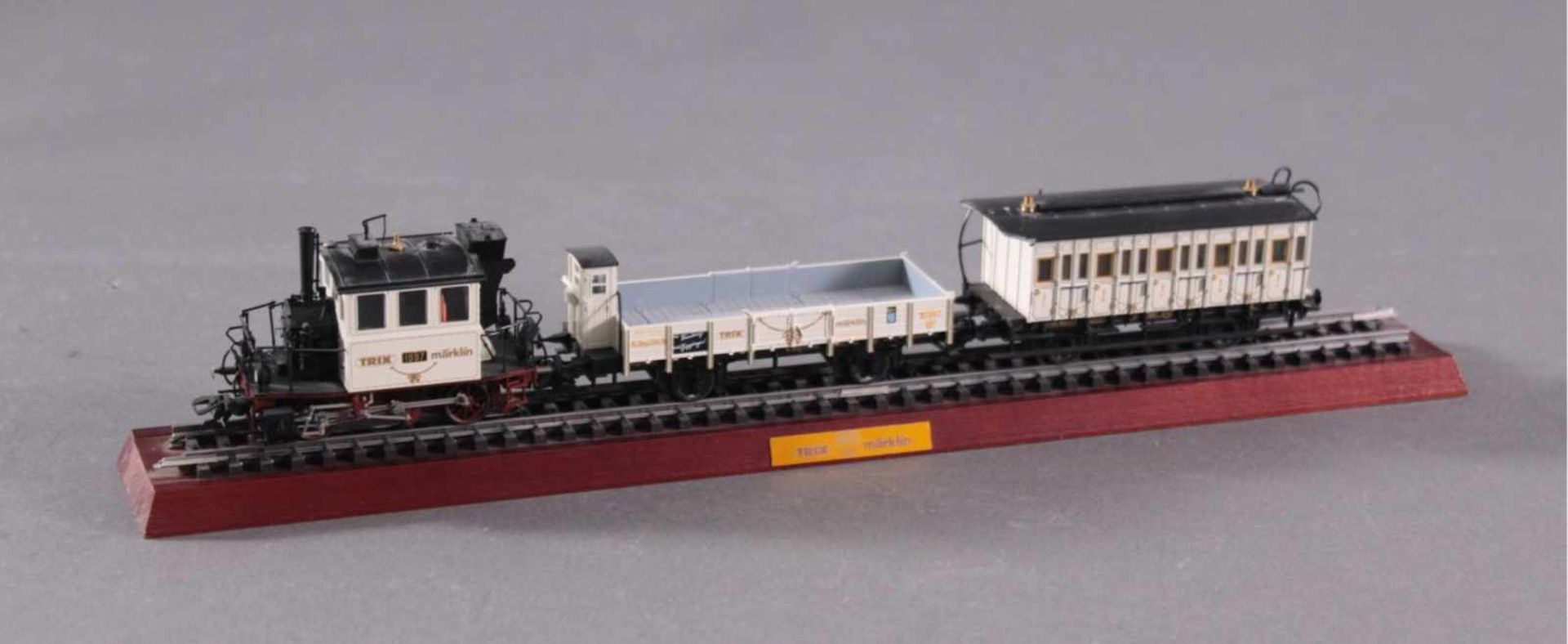 Märklin TRIX 1997"Glaskasten" und 2 Länderbahn-Wagen. Modell Spur N,Verausgabung nach der