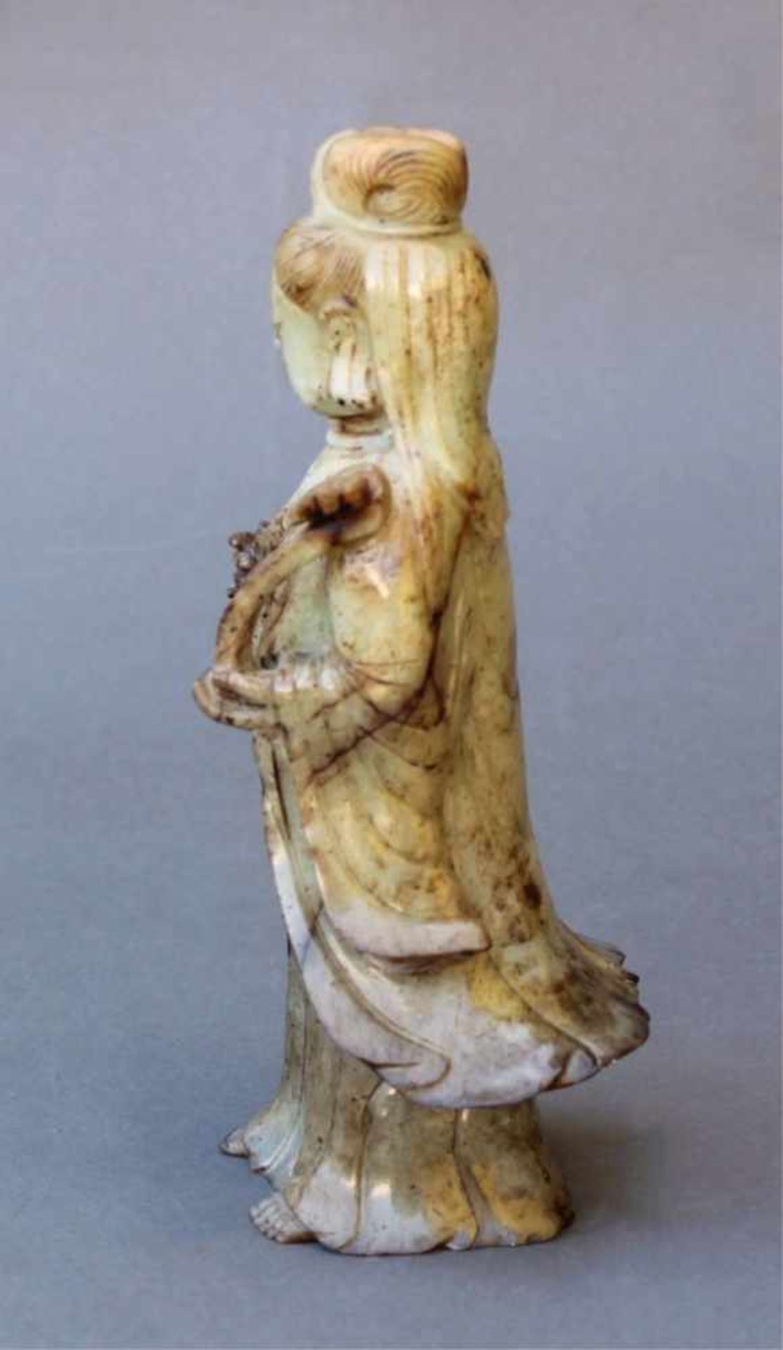 Jadeskulptur. Guanyin, Anfang 19. JahrhundertVollplastische Darstellung der Guanyin, ein - Bild 4 aus 5