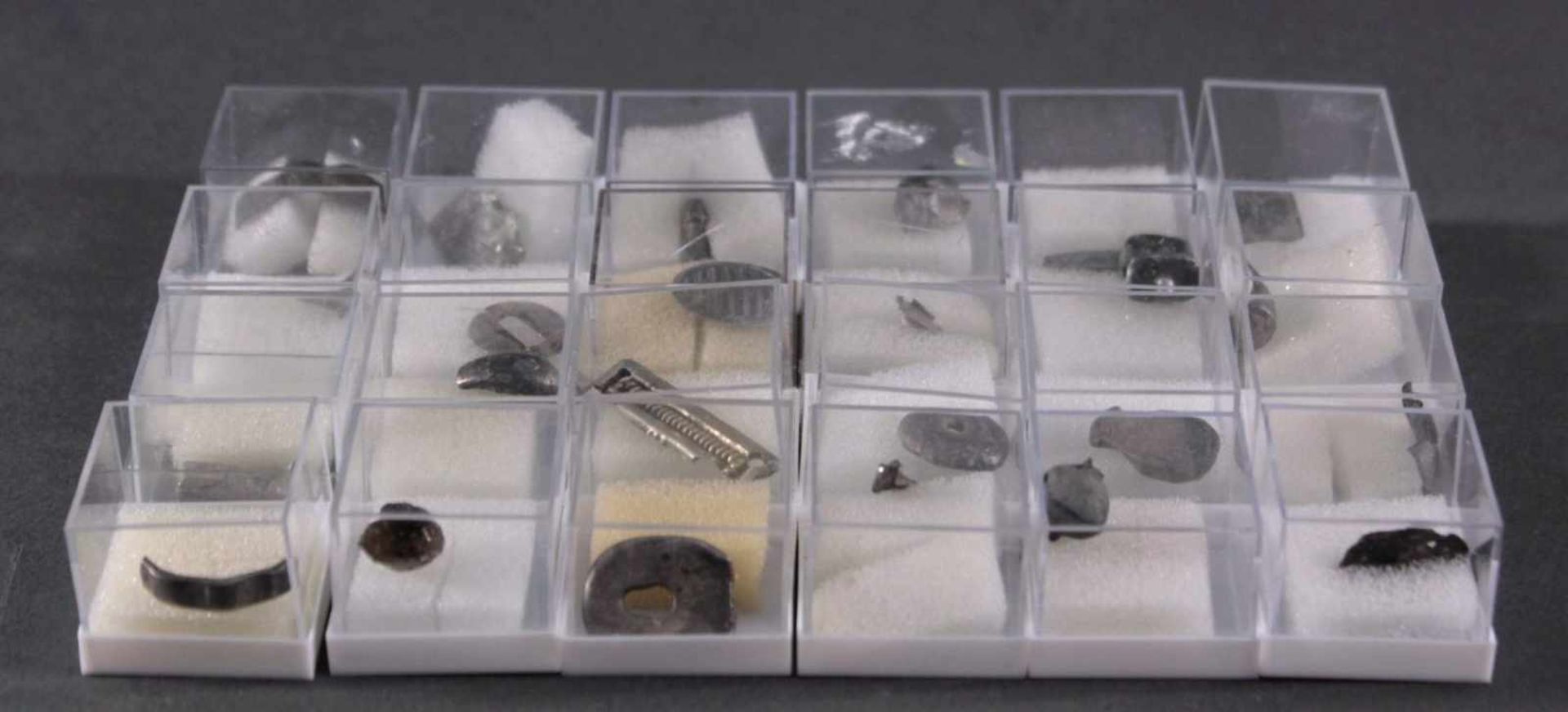 24 römische SilberteileSchmuckteile in den Größen 1,5 bis 3 cm - Bild 4 aus 4