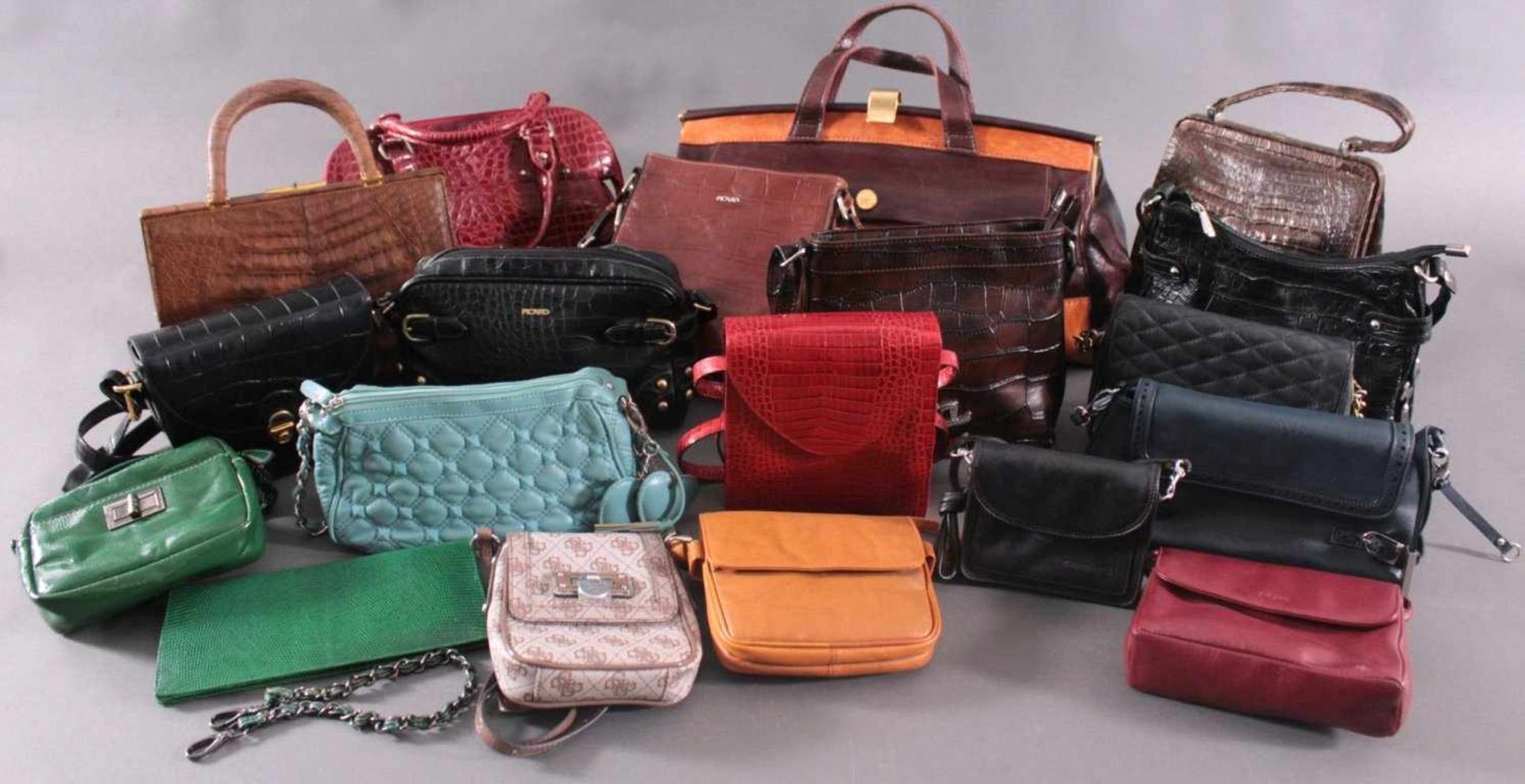 Handtaschen Konvolut15 Stück, Hand- und Abendtaschen, verschiedene Ausführungenund Materialen,