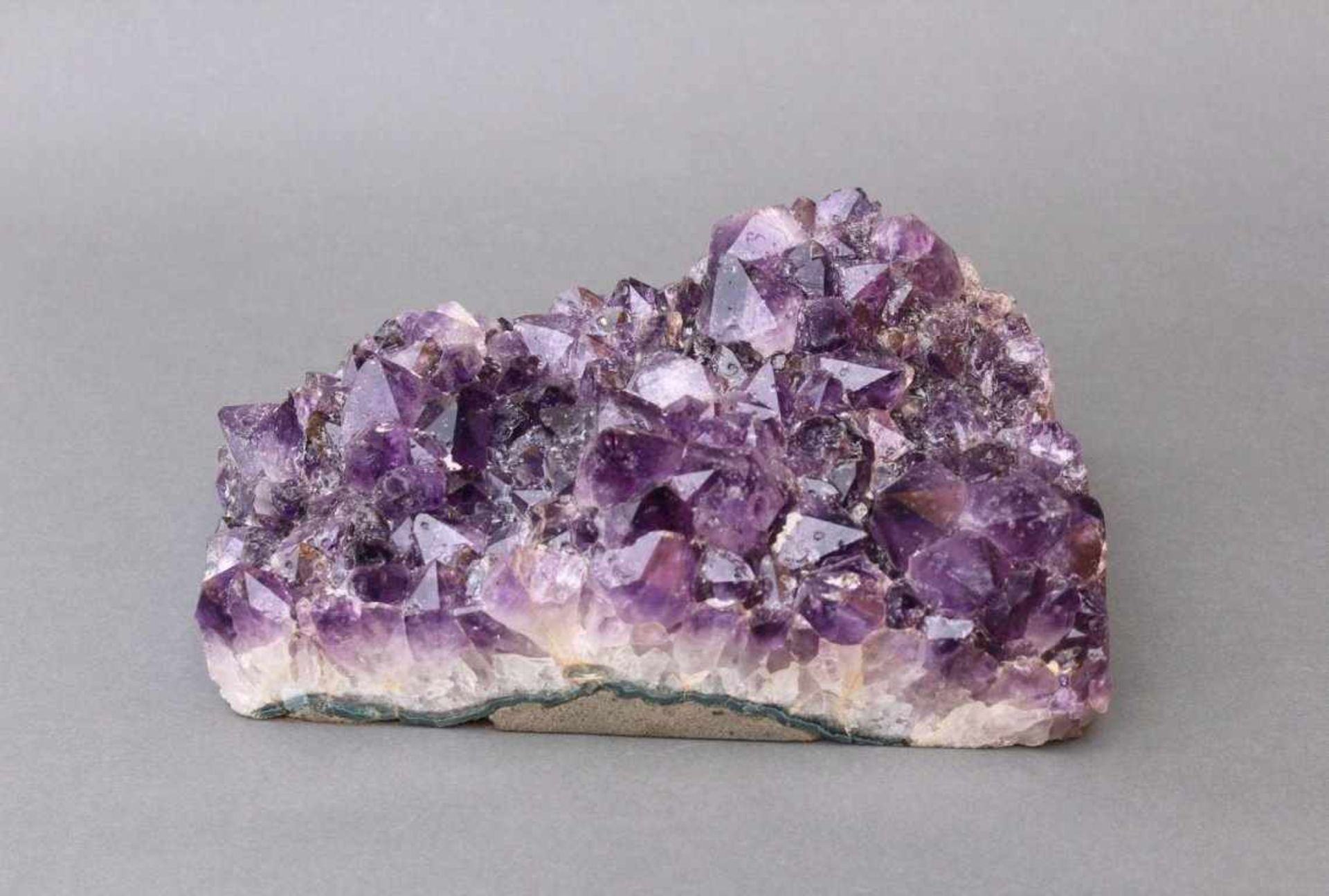 Amethyst StufeGesamtgewicht ca. 7,5kg. Maße ca. 28,5 x 12 x 16cm.Unterseite mit Beton ausgegossen um