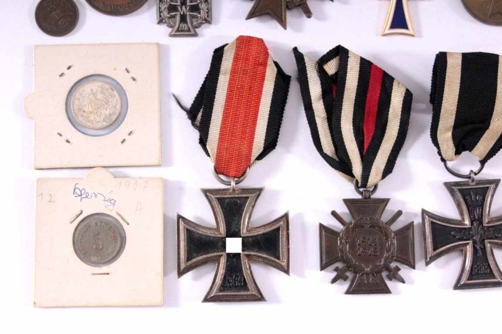 Abzeichen 1. und 2. Weltkrieg und MünzenFolgende Medaillen und Verdienstabzeichen sind auf - Bild 4 aus 5