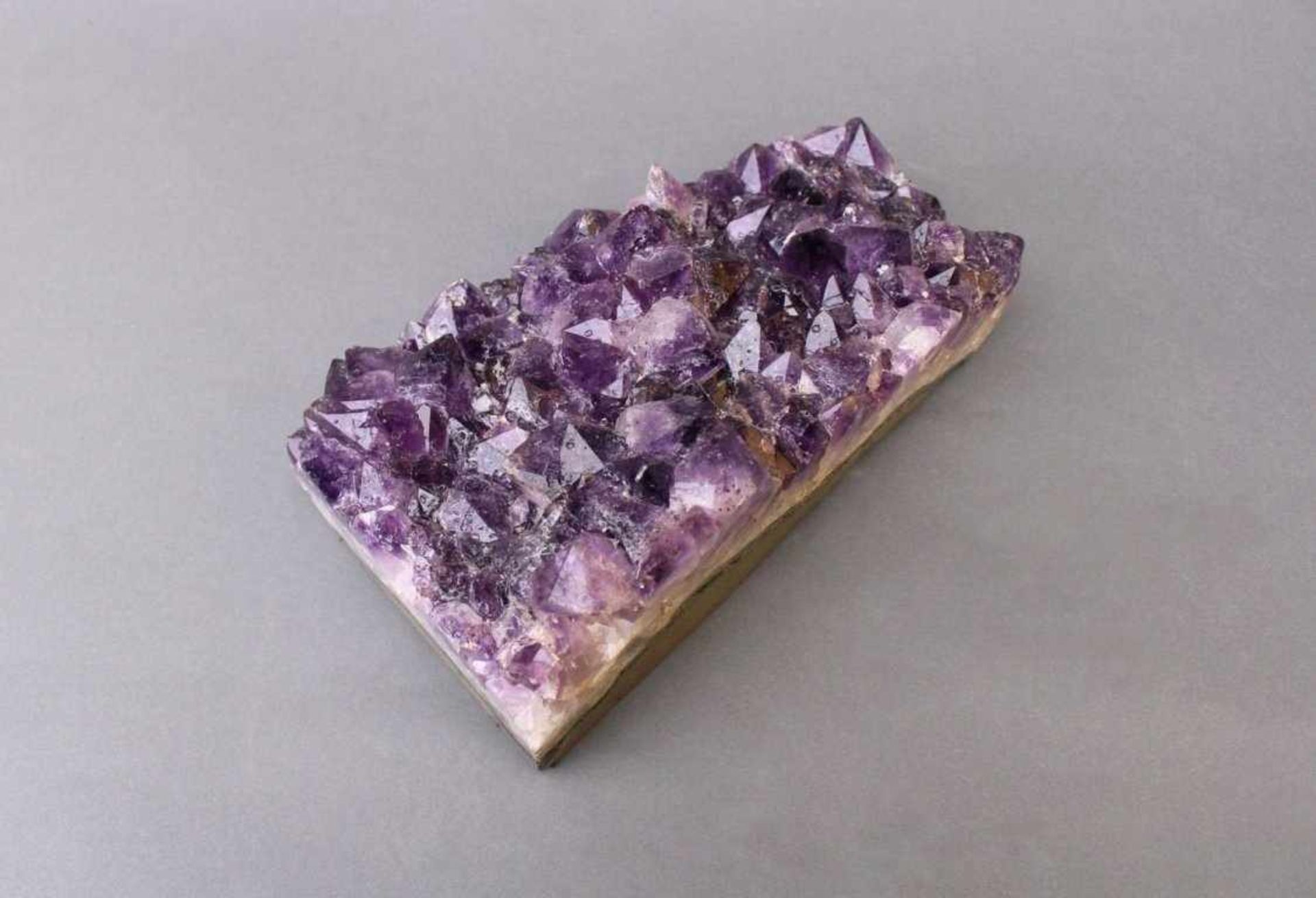 Amethyst StufeGesamtgewicht ca. 7,5kg. Maße ca. 28,5 x 12 x 16cm.Unterseite mit Beton ausgegossen um - Bild 4 aus 5