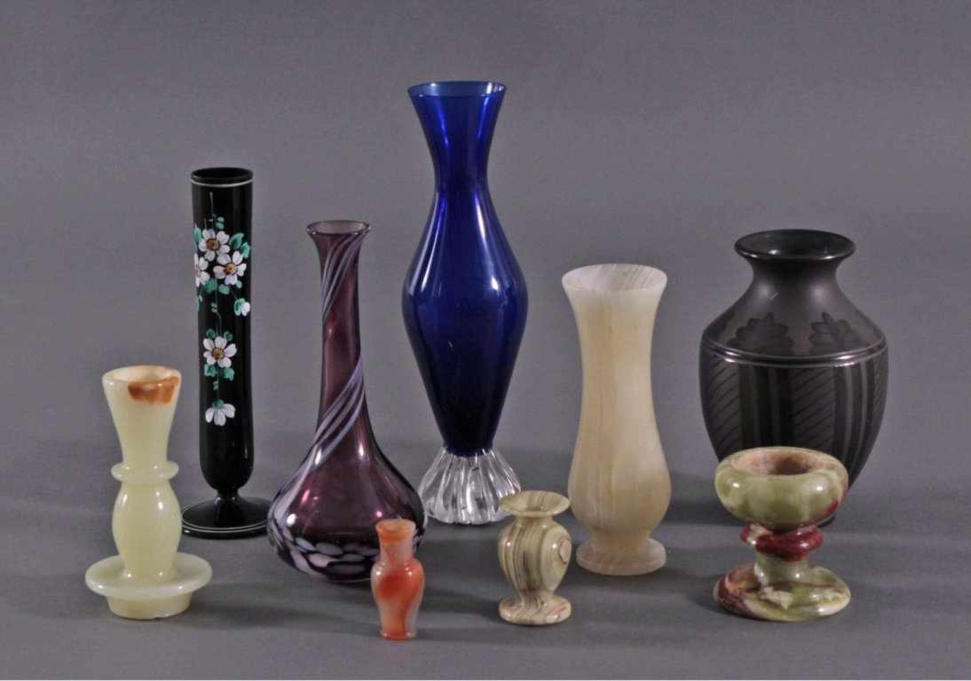 Konvolut Vasen und Zierobjekte9 Teile aus Glas, Keramik, Stein. Verschiedene Formen undGrößen.