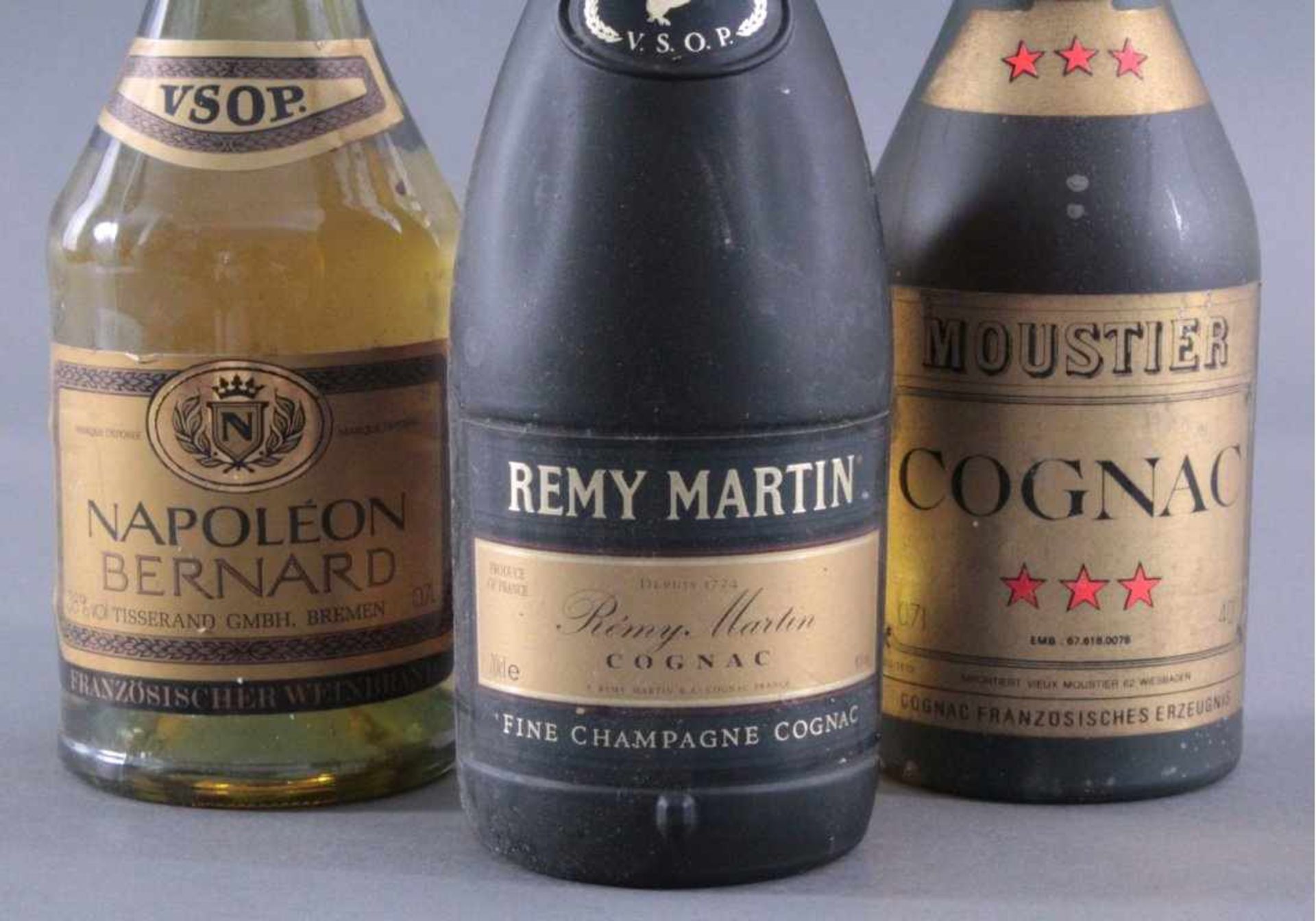 3 Flaschen Cognac1x Remy Martin V.S.O.P.1x Napoleon Bernard VSOP.1x Moustier 3 Sterne. - Image 2 of 3