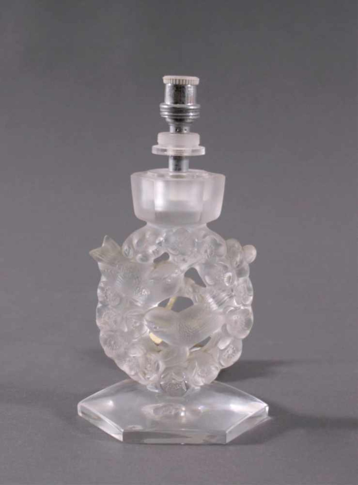 Tischlampe, "Mesanges" - Lalique, Frankreich20. Jahrhundert, farbloses Kristallglas, mit Vogel- - Bild 2 aus 3