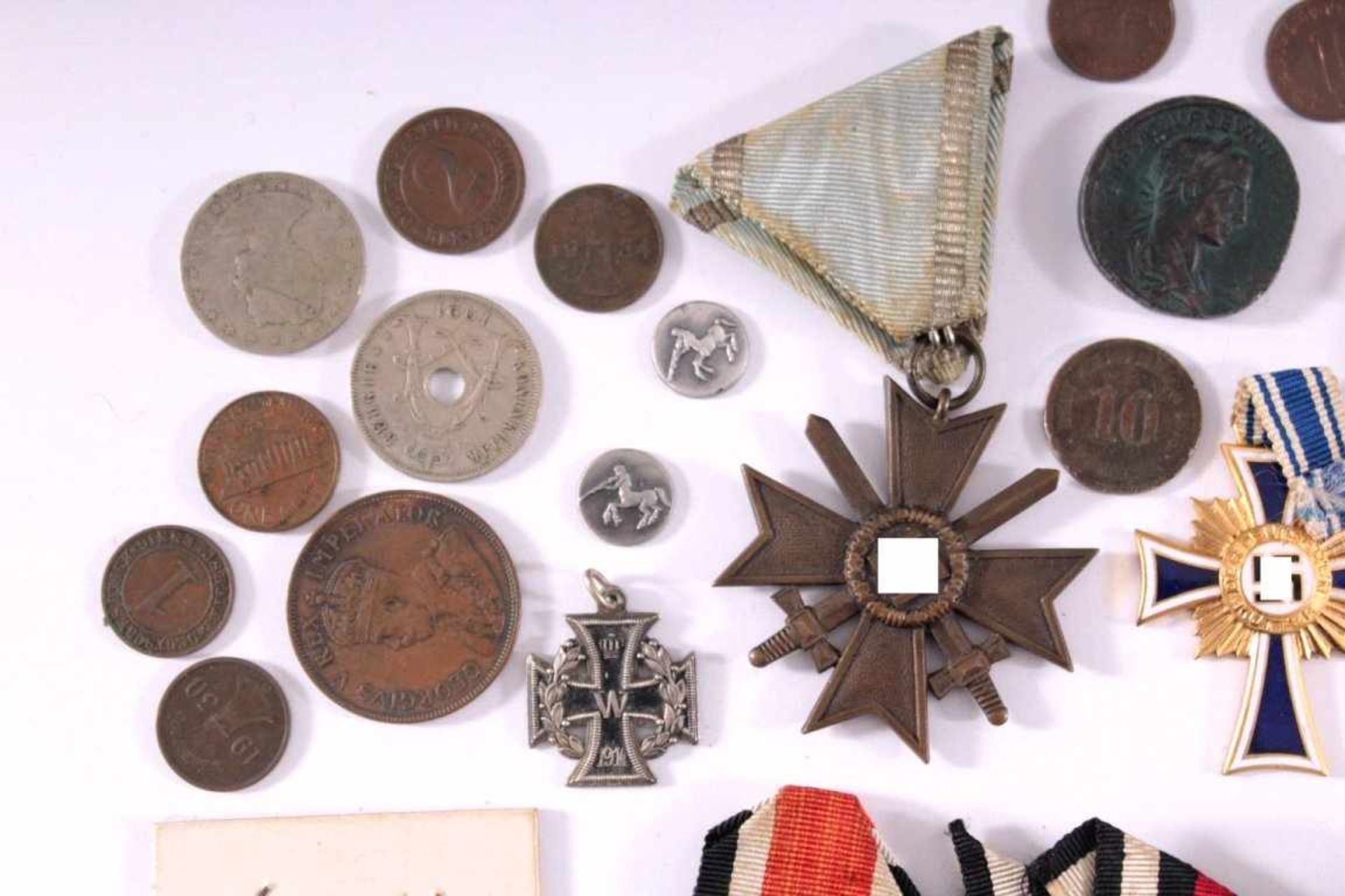 Abzeichen 1. und 2. Weltkrieg und MünzenFolgende Medaillen und Verdienstabzeichen sind auf - Bild 2 aus 5