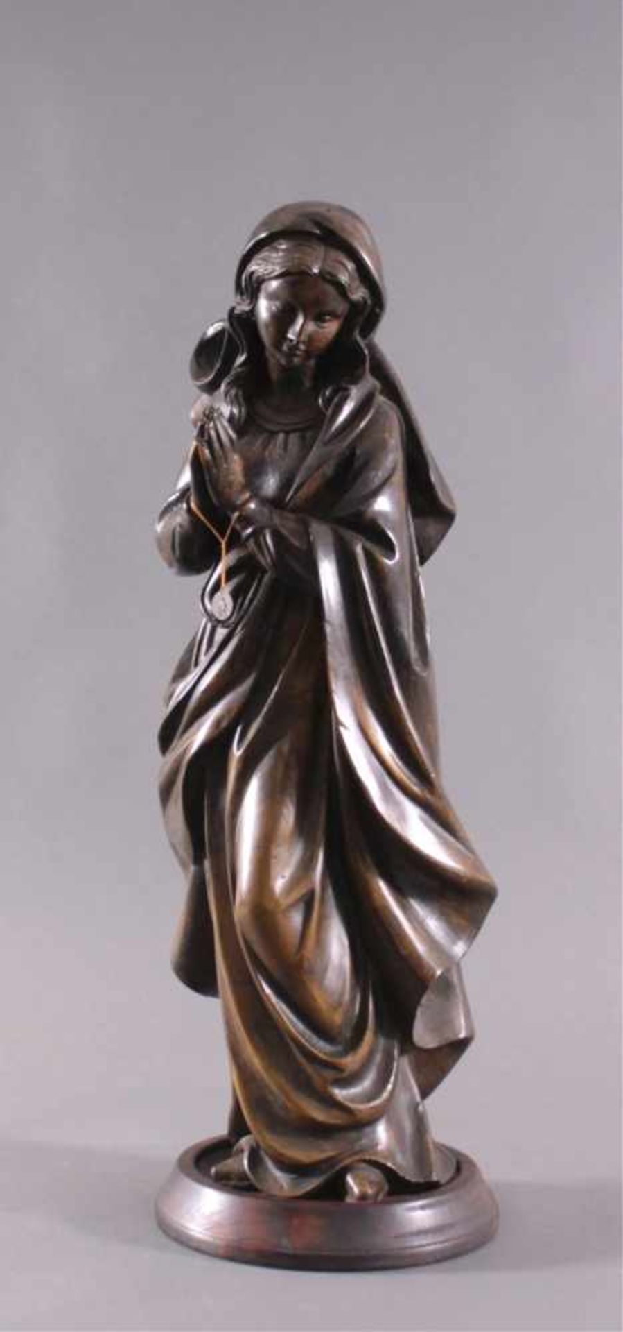 Bronzeplastik, "Heilige Theresia", 20. JahrhundetsStehende Heilige auf Holzsockel, Bronze