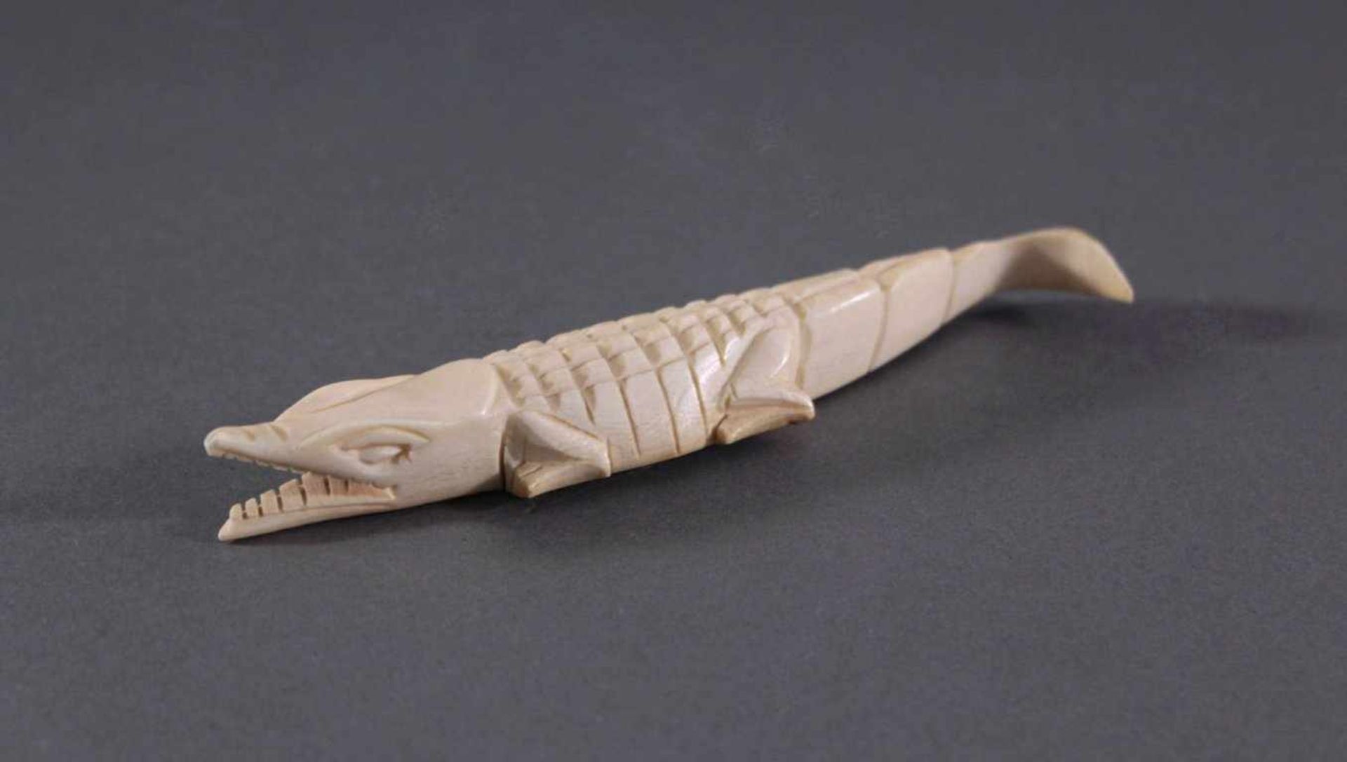 Stilisiertes Krokodil, ElfenbeinLeicht gebogene Form, reliefiert beschnitztes Krokodil mitoffenem