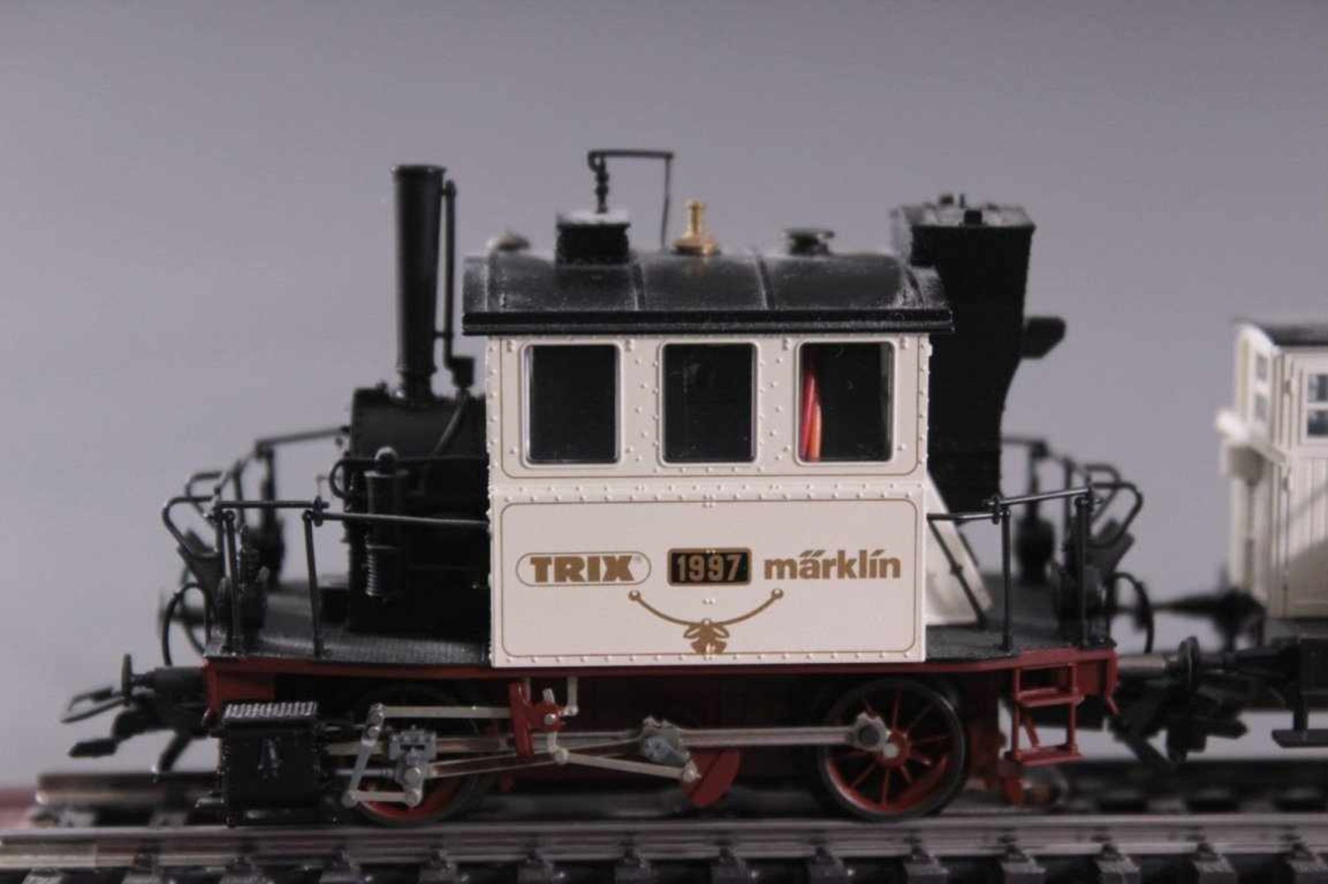 Märklin TRIX 1997"Glaskasten" und 2 Länderbahn-Wagen. Modell Spur N,Verausgabung nach der - Bild 2 aus 2