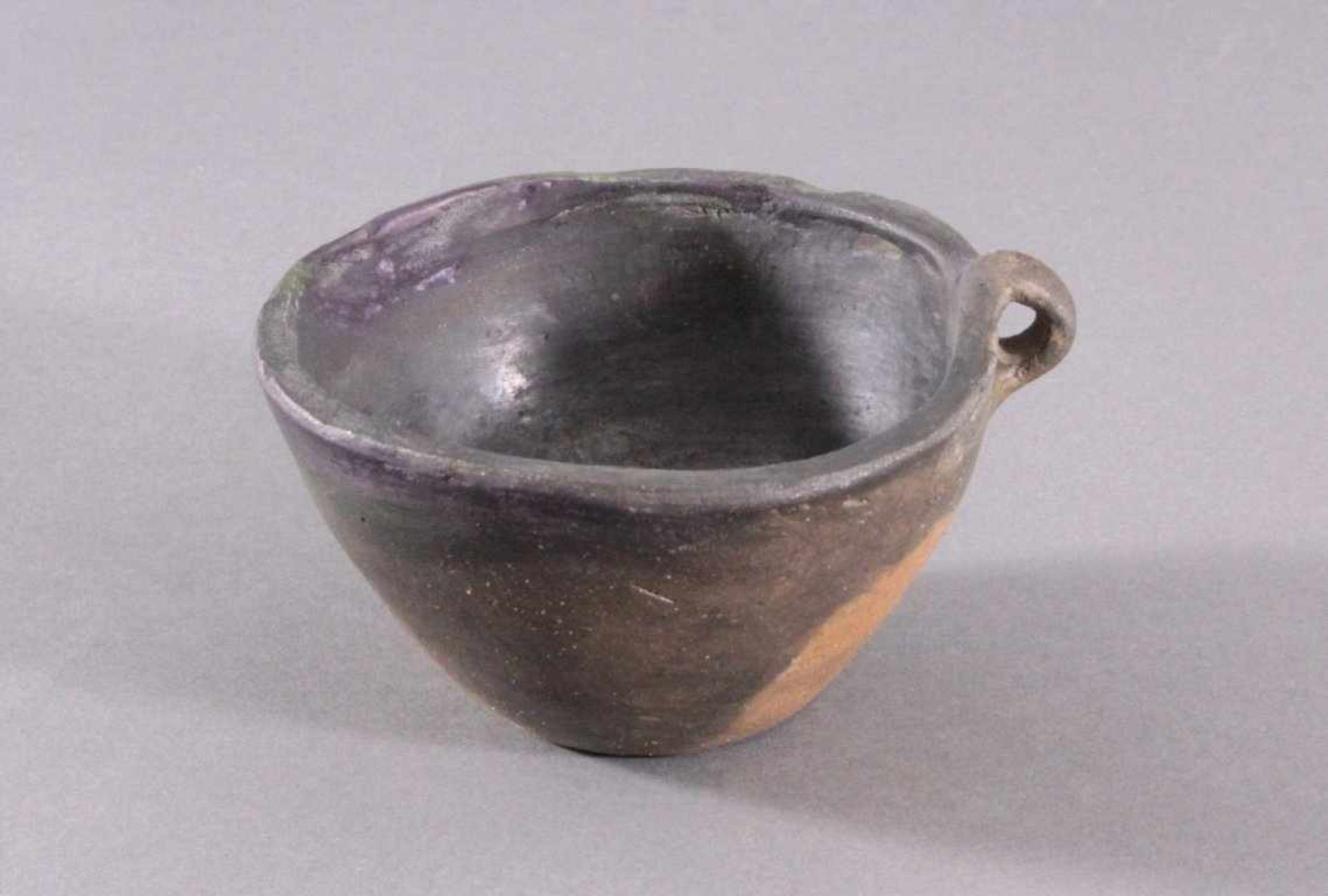 Henkelgefäß - Lausitzer Kultur 900-500 v. Chr.Tassenförmiges Einhenkelgefäß, aus dunkelbraunem Ton, - Bild 2 aus 5