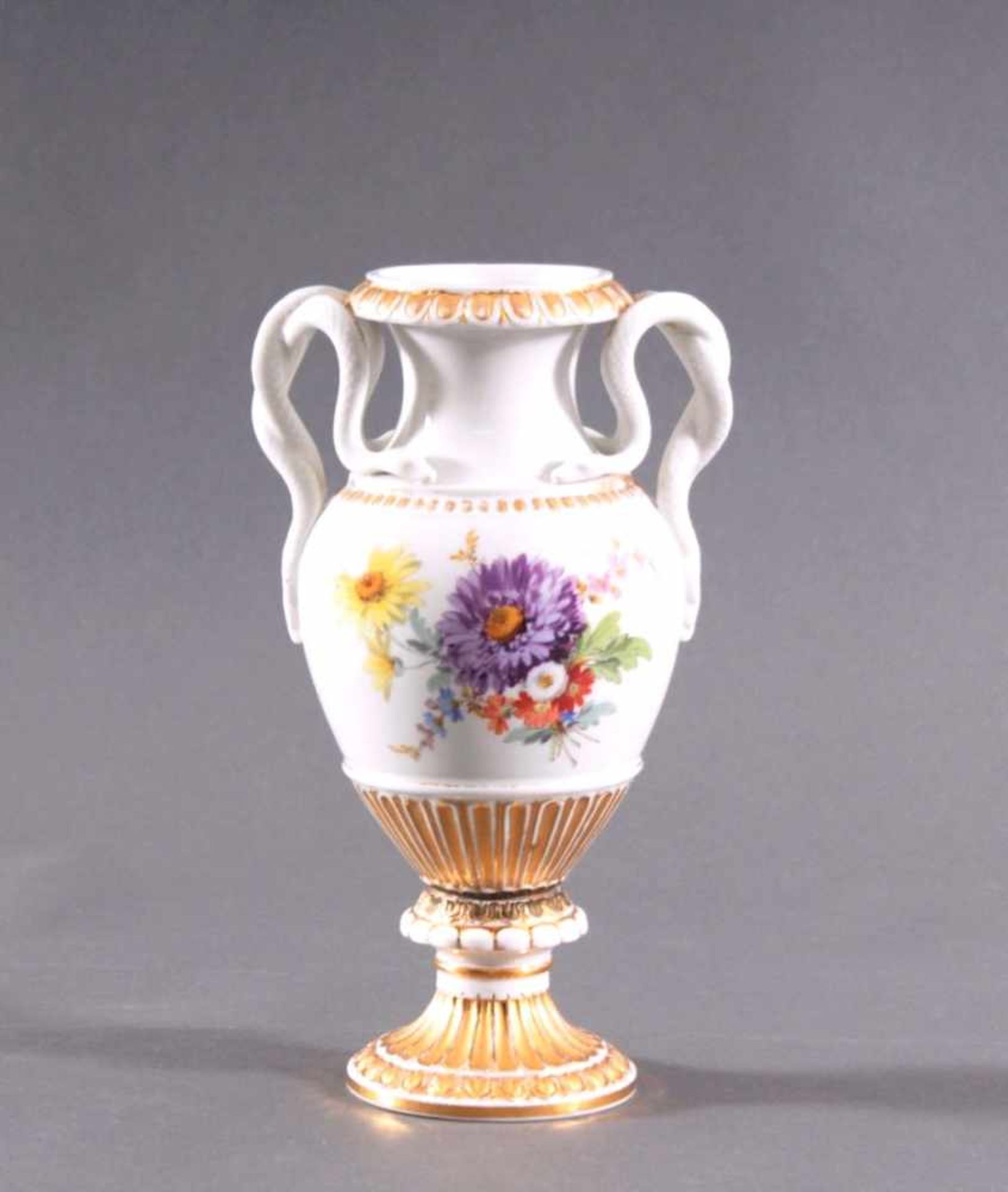 Meissen Schlangehenkel-Vase, I. WahlPorzellan, Blumenmalerei beidseitig, Doppelschlangenhenkel,