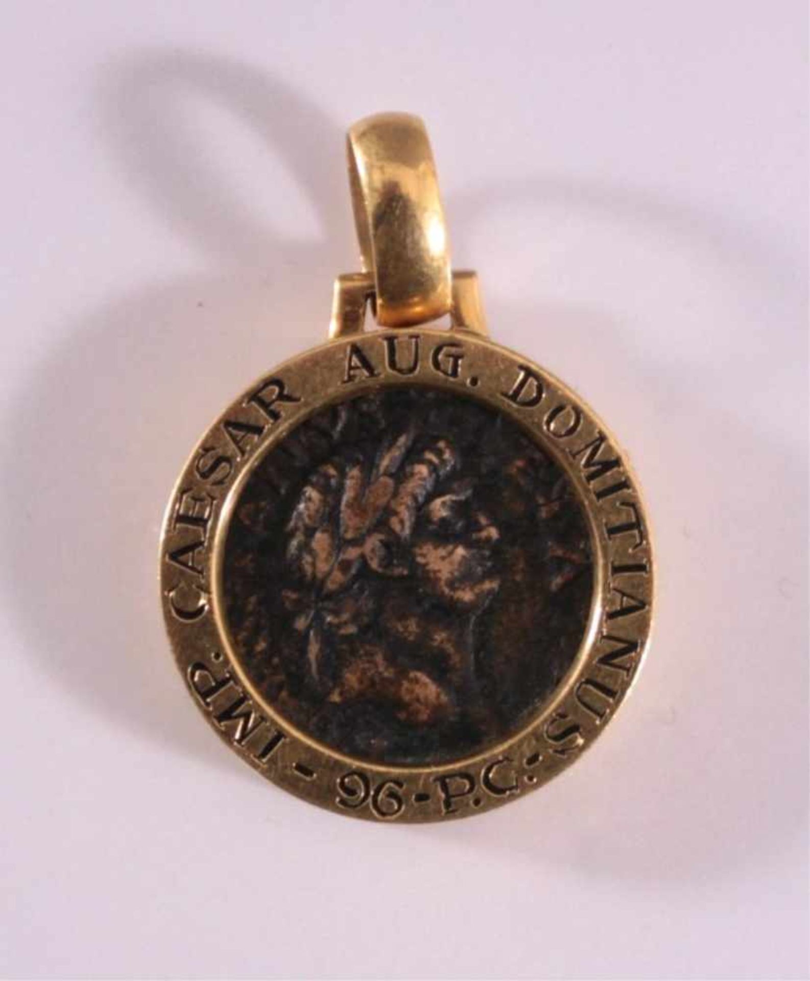 Anhänger mit römischer Bronzemünze, 18 Karat Gelbgold750er Gelbgoldfassung mit Inschrift IMP