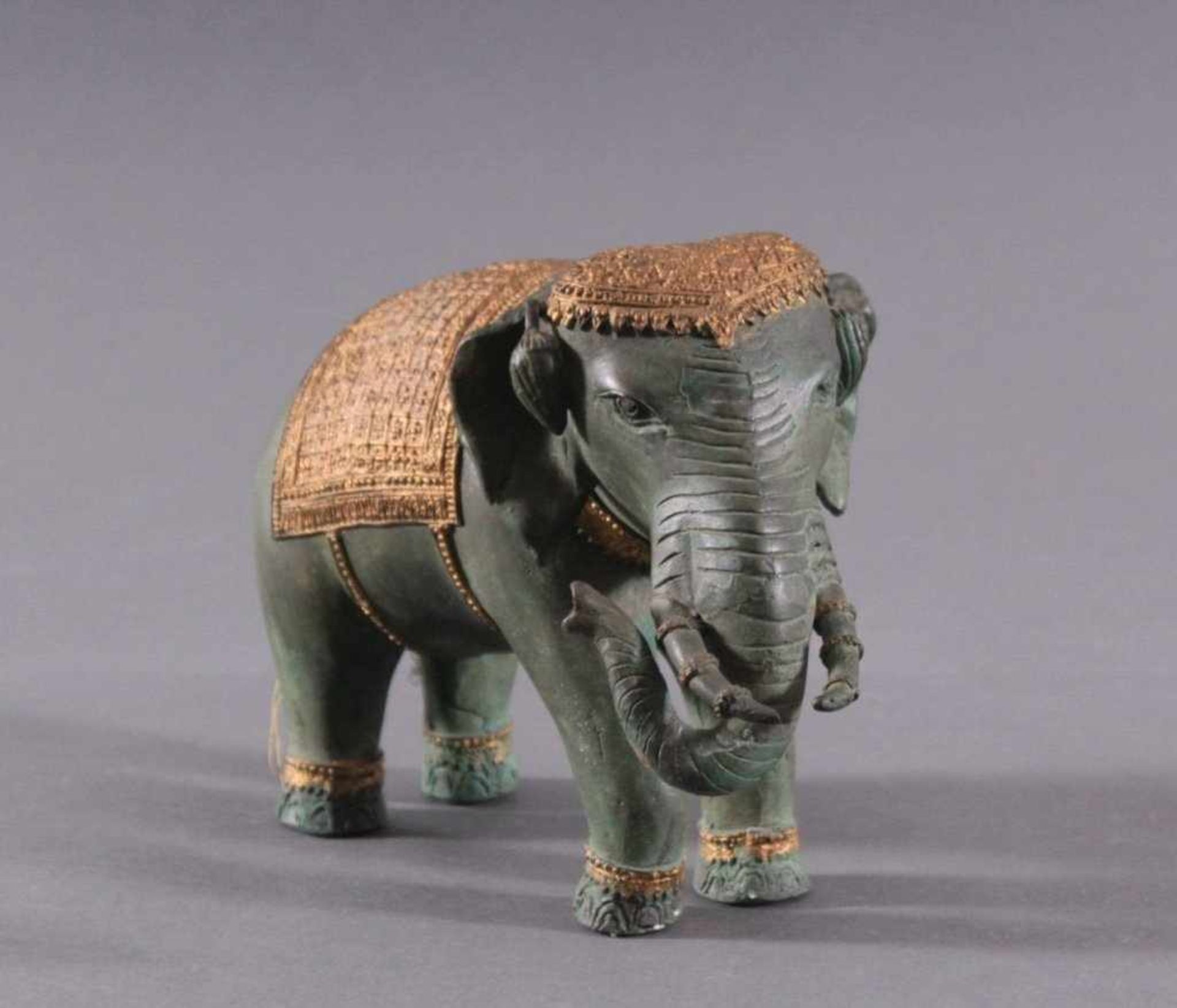 Bronzeplastik, "Elefant"Thailand, 20. Jahrhundert, grün- und goldfarben patiniert,ca. H-17 x 26 cm - Bild 2 aus 7