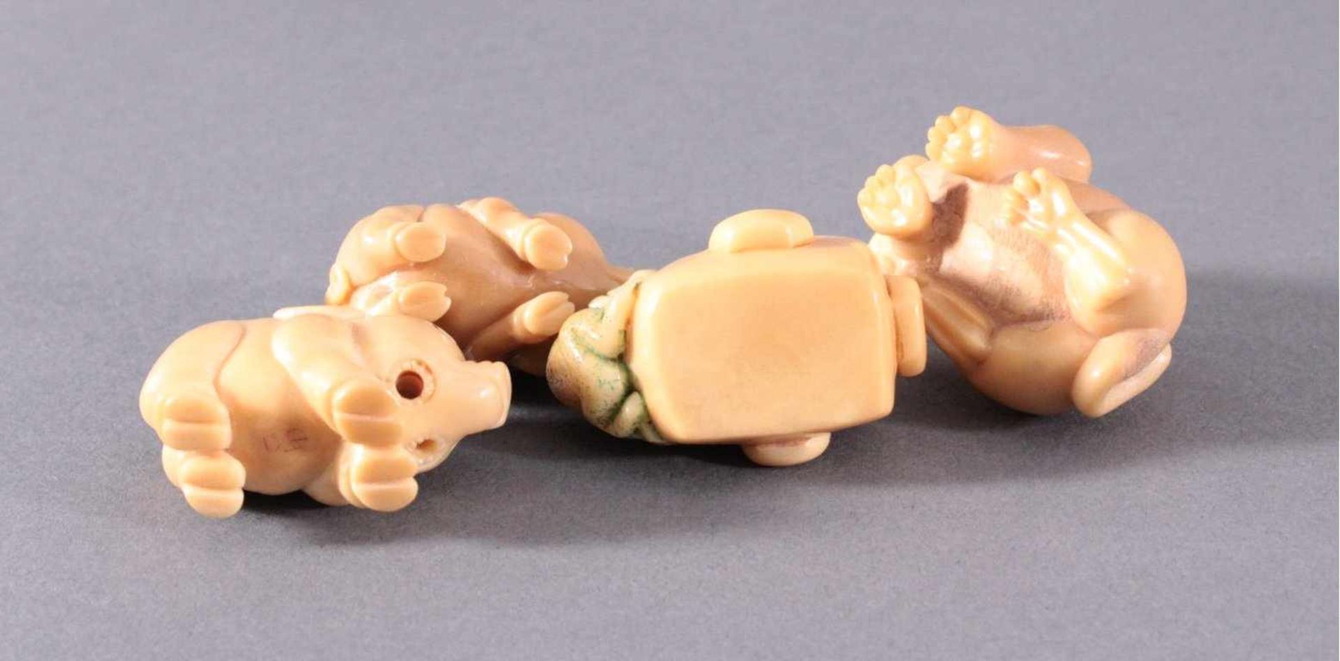 Tagua-Nuss, Steinnussfiguren, Japan. 4 StückHund, zwei Schweinen (einmal Netsuke) und Frosch, ca. - Bild 3 aus 4