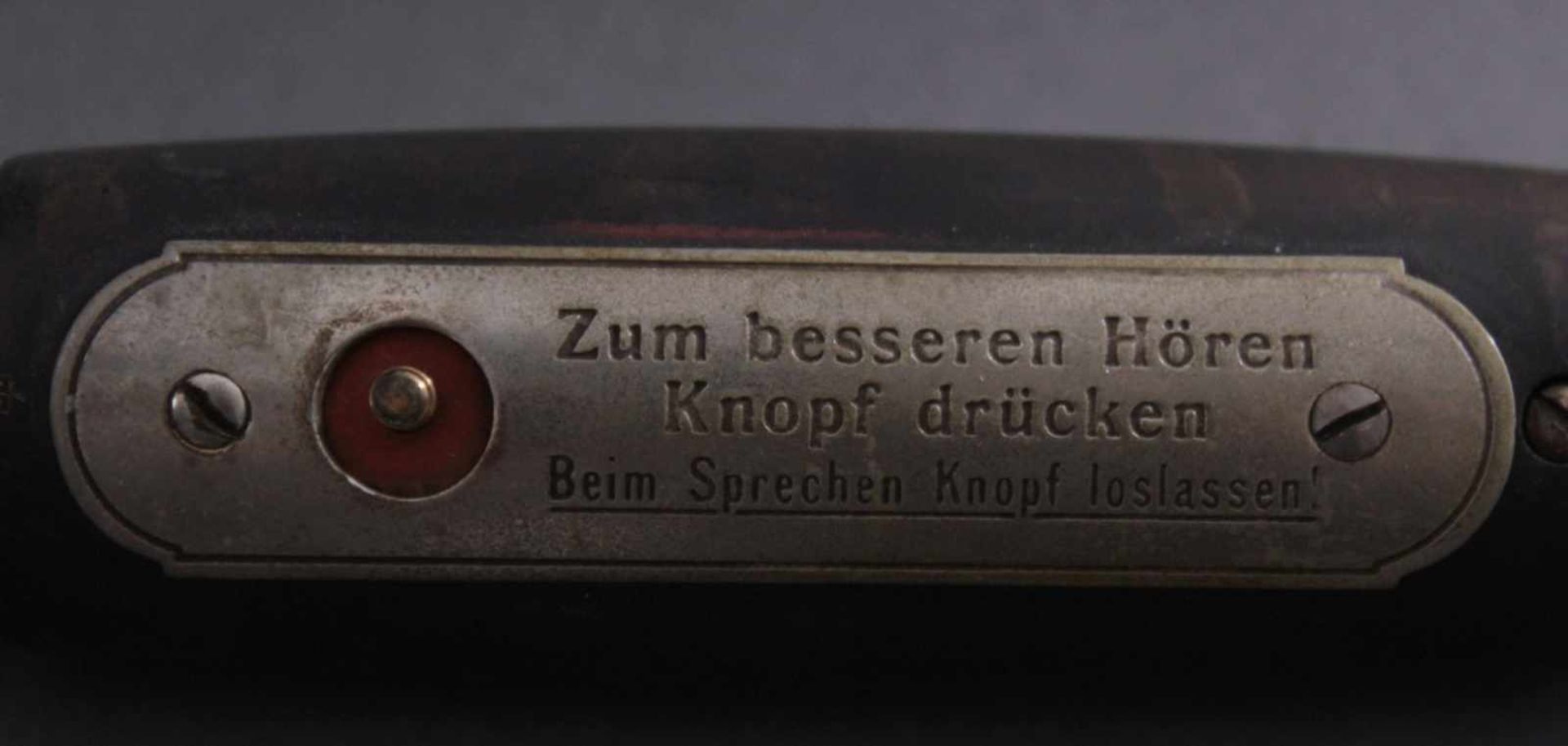 Kurbeltelefon um 1900Eisen / ebonisiertes Holzgehäuse. Auf der Schauseite mitpolychrom bemalten - Bild 6 aus 7