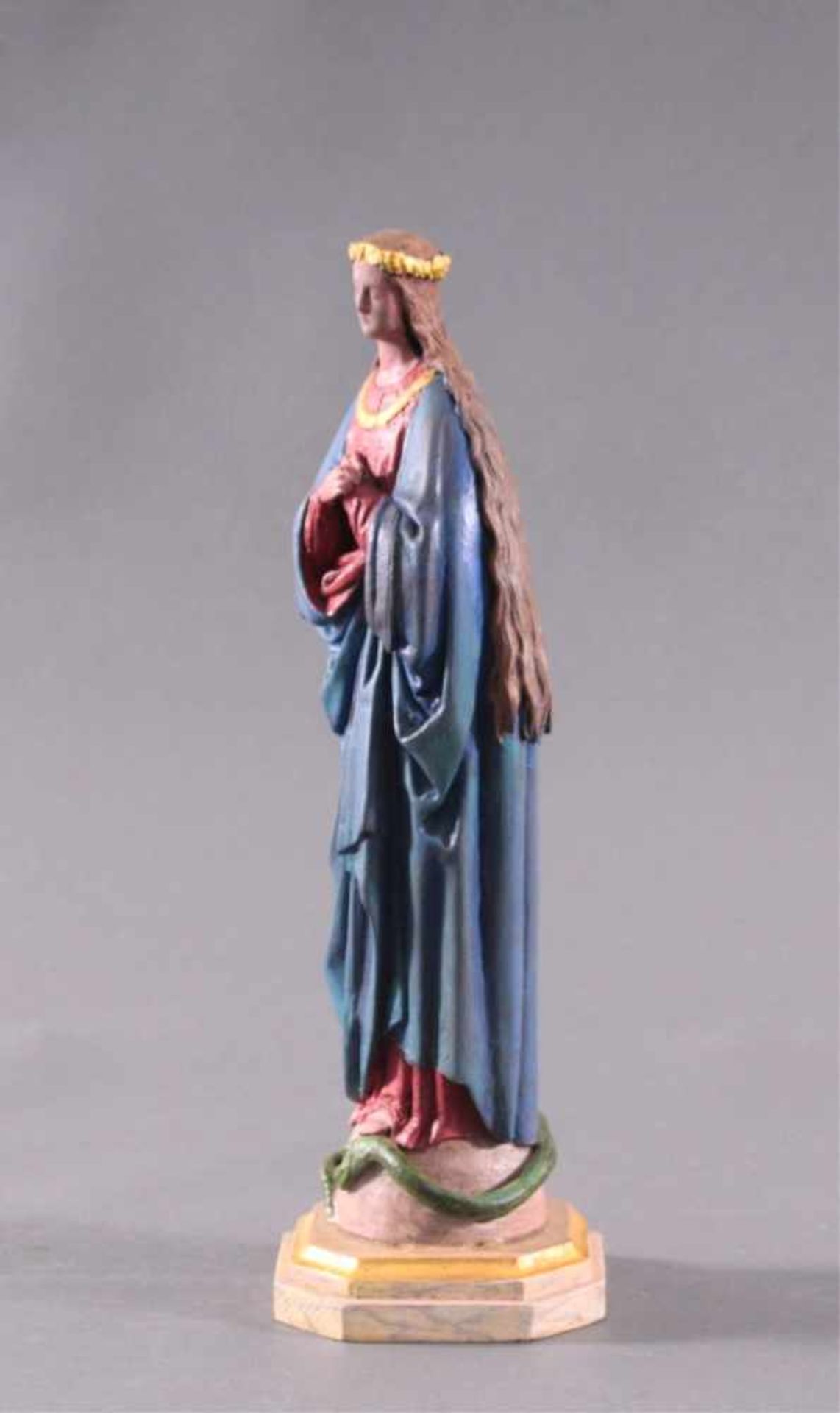 Heiligenfigur, 19. JahrhundertHolz geschnitzt, farbig gefasst, teilweise vergoldet. Mariaüber - Bild 3 aus 6