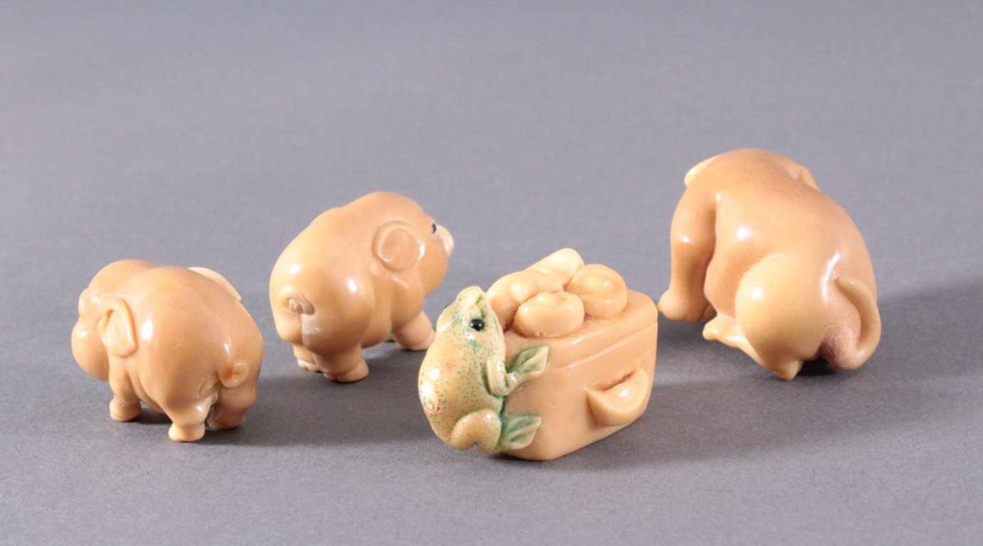 Tagua-Nuss, Steinnussfiguren, Japan. 4 StückHund, zwei Schweinen (einmal Netsuke) und Frosch, ca. - Bild 2 aus 4