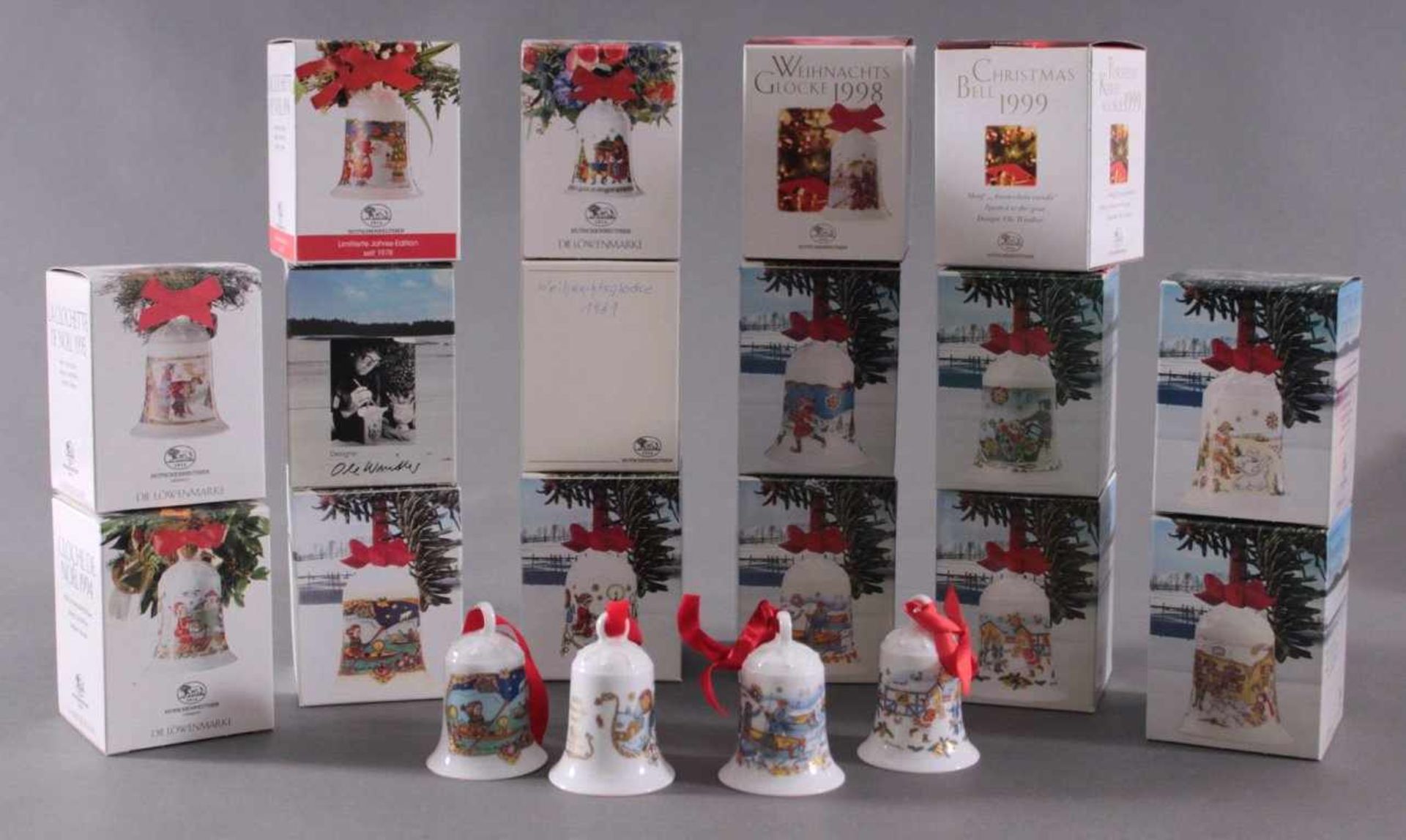 Hutschenreuther Weihnachtsglocken16 Stück. Porzellan mit unterschiedlichen, bunten Dekorennach