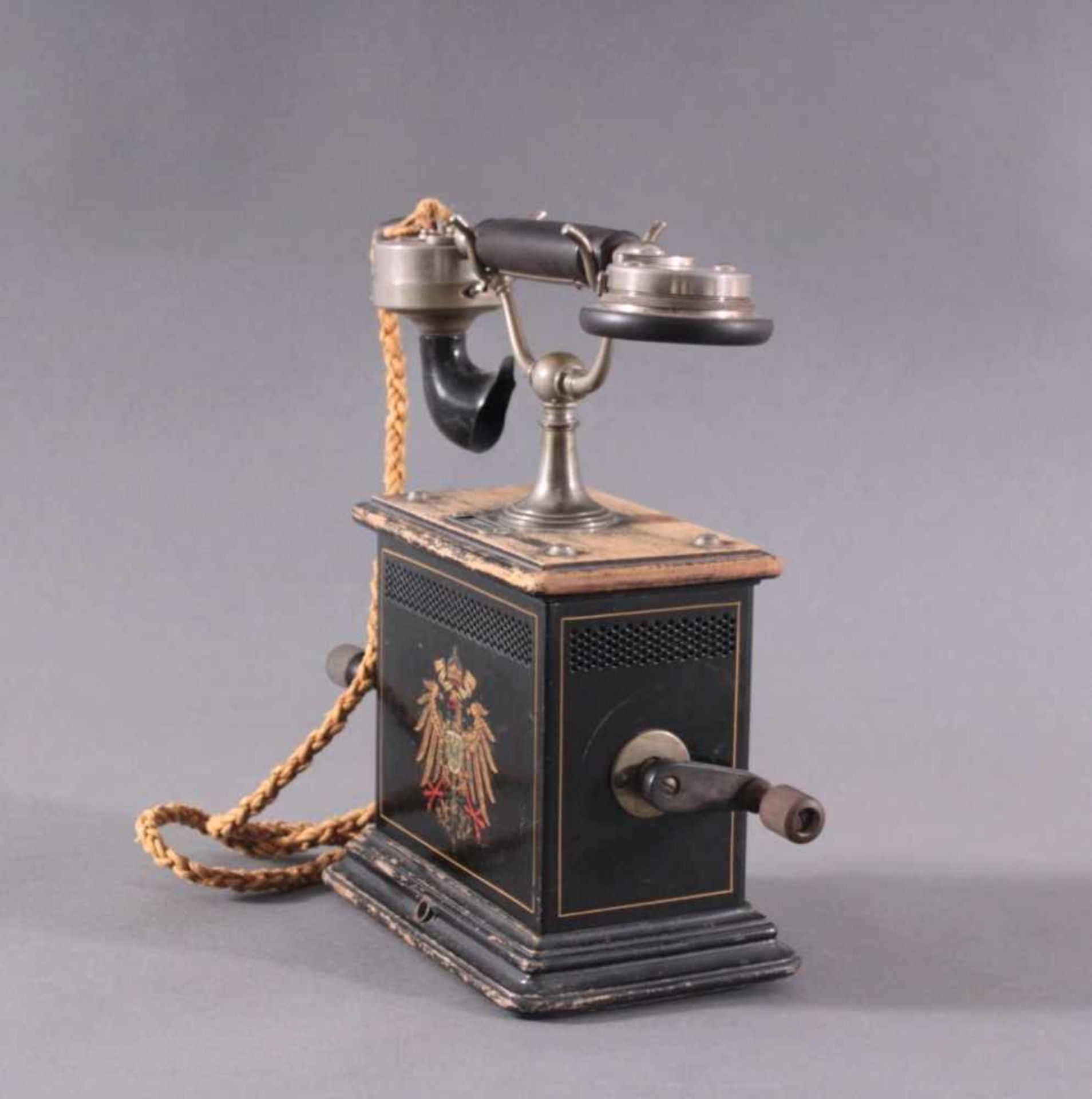 Kurbeltelefon um 1900Eisen / ebonisiertes Holzgehäuse. Auf der Schauseite mitpolychrom bemalten - Bild 2 aus 7