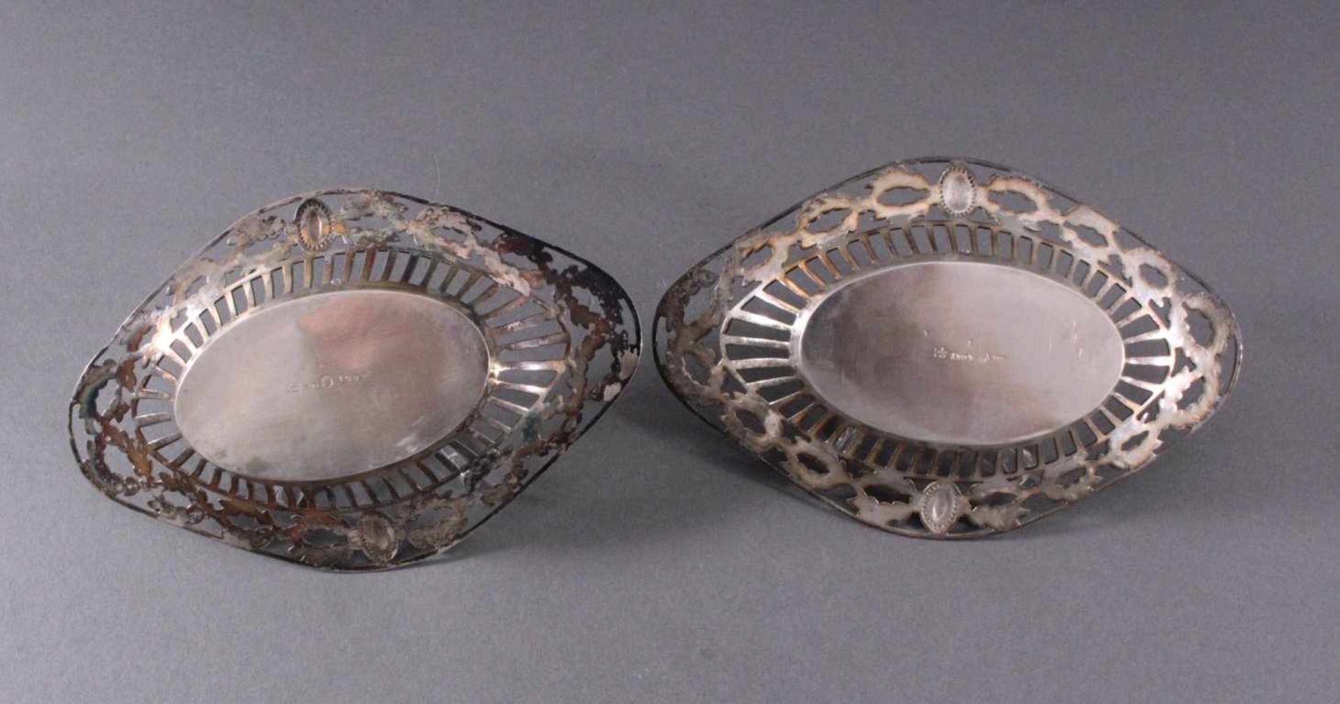 2 silberne Anbietschalen, 800er Silber, deutsche PunzeOvale Form, durchbrochen gearbeitet, - Image 3 of 4