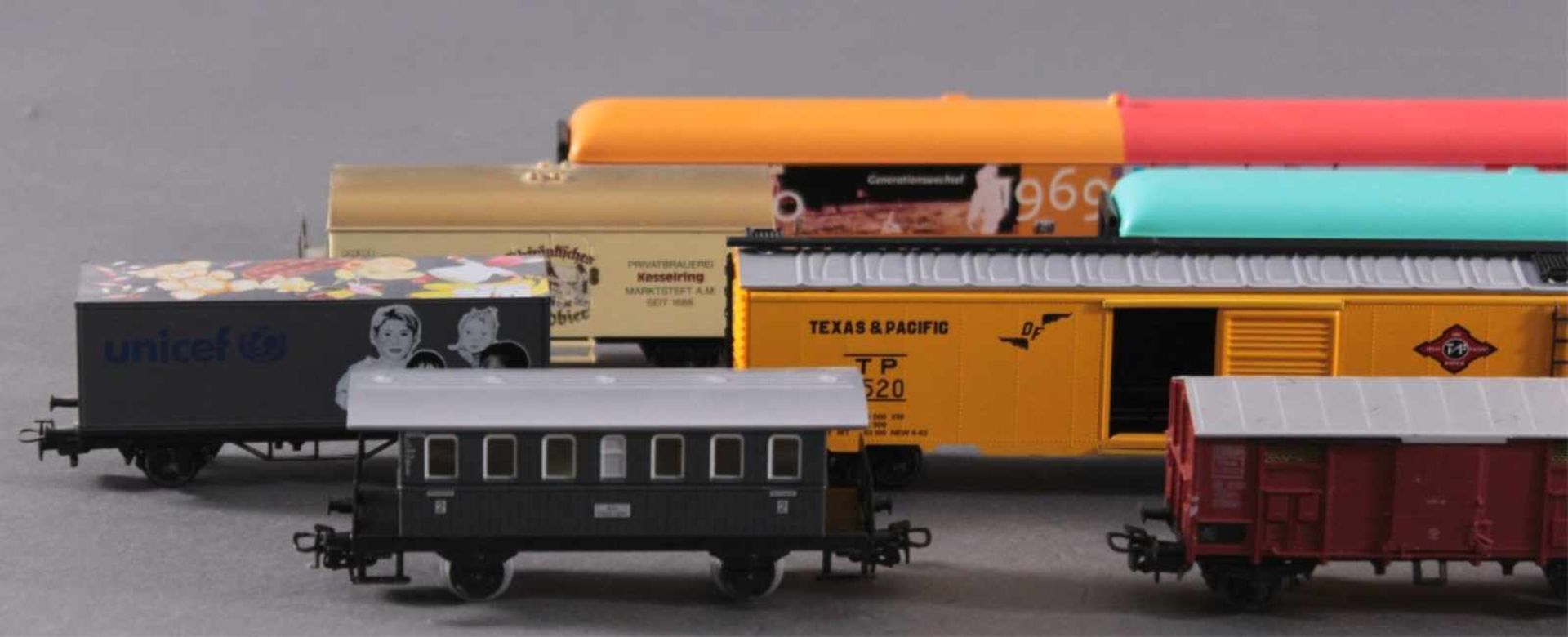 10 Märklin Waggons, H0Unterschiedliche Modelle, teils mit Werbeaufdruck und / oderZubehör. - Bild 2 aus 3