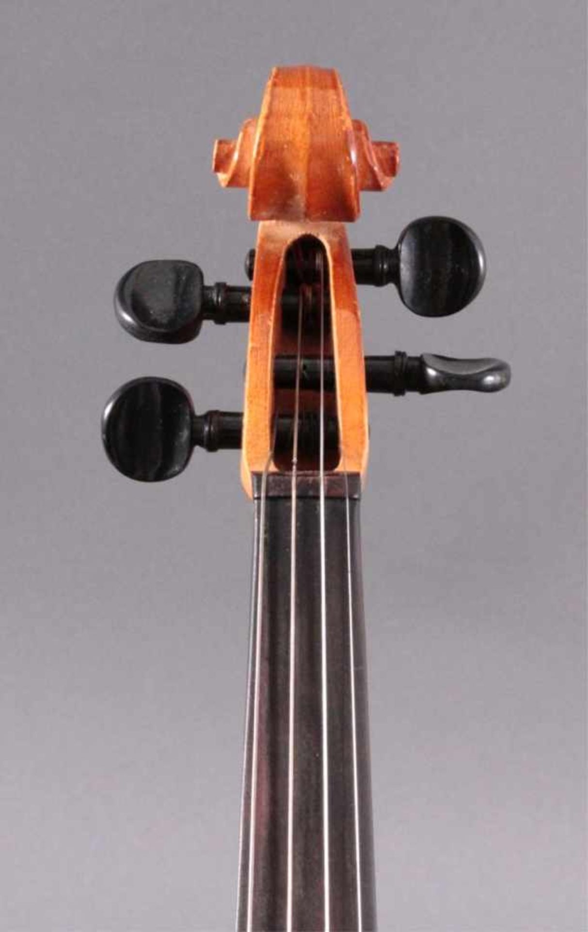 Geige / Violine mit Bogen und Geigenkasten wohl RusslandInnen mit Klebeetikett, ca. Korpus Länge - Bild 4 aus 9