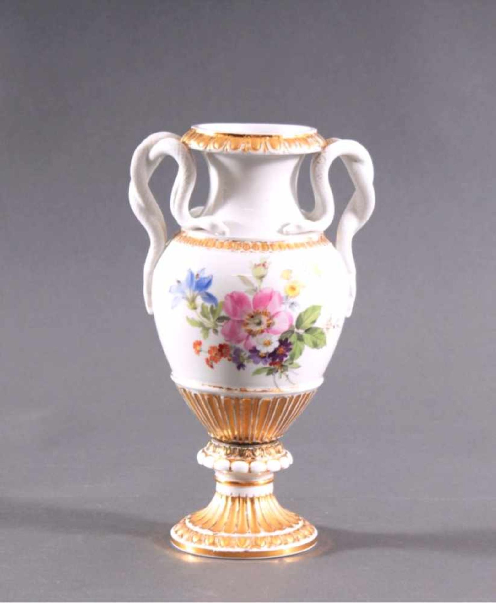 Meissen Schlangehenkel-Vase, I. WahlPorzellan, Blumenmalerei beidseitig, Doppelschlangenhenkel, - Bild 3 aus 6