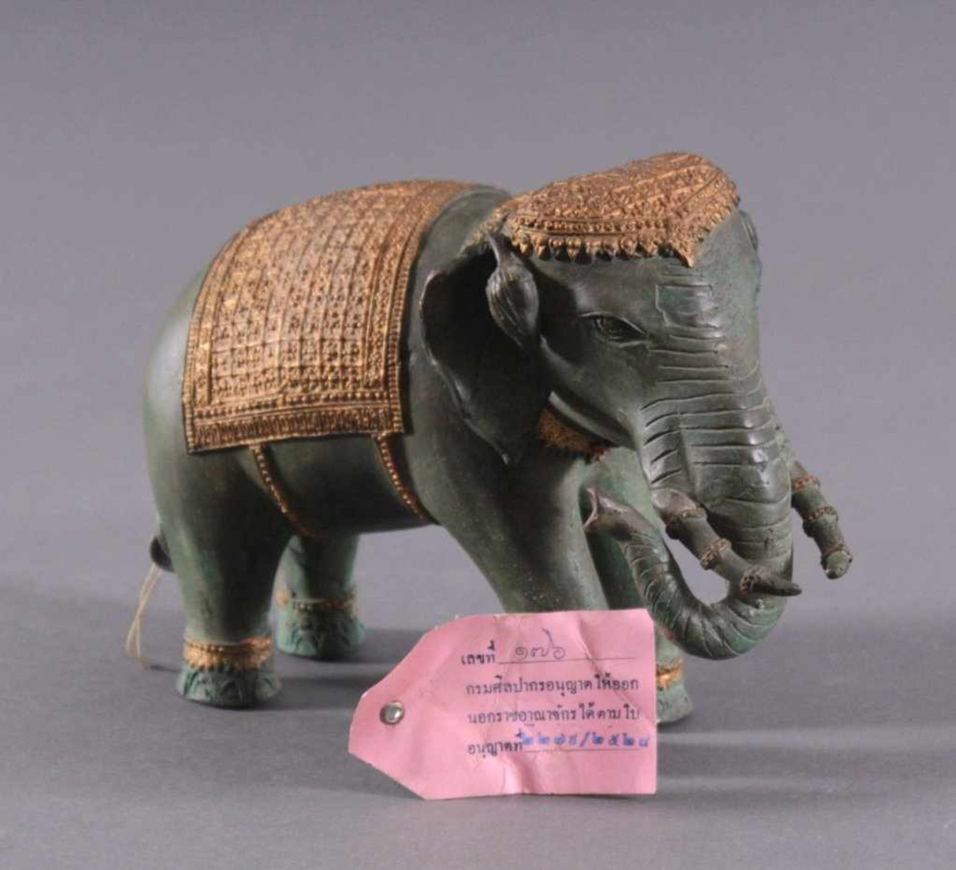 Bronzeplastik, "Elefant"Thailand, 20. Jahrhundert, grün- und goldfarben patiniert,ca. H-17 x 26 cm - Bild 6 aus 7