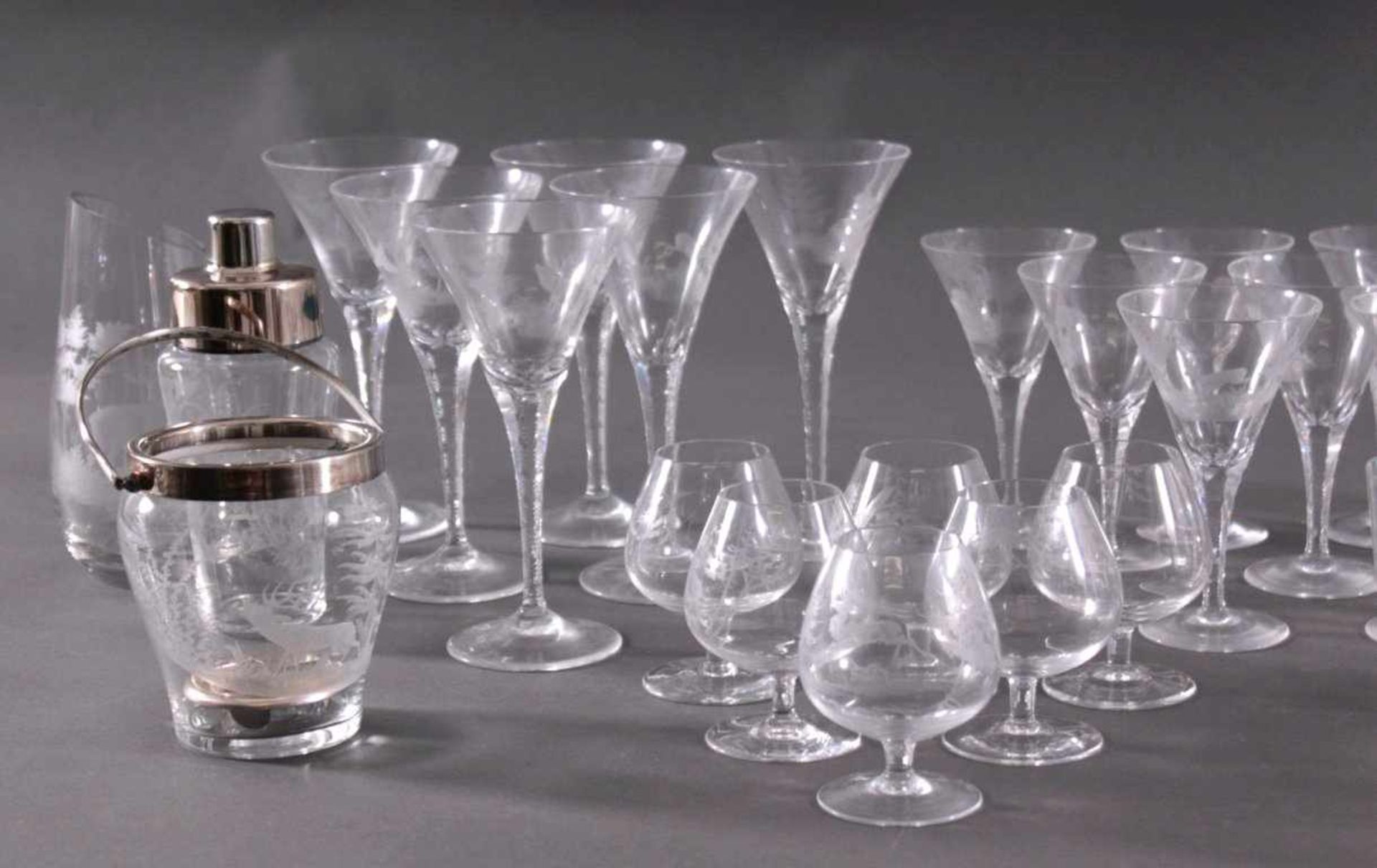 Trinkgläser mit jagdlichem Dekor46 Stück. Kristall, Kuppa mit geschliffenen und - Bild 2 aus 6