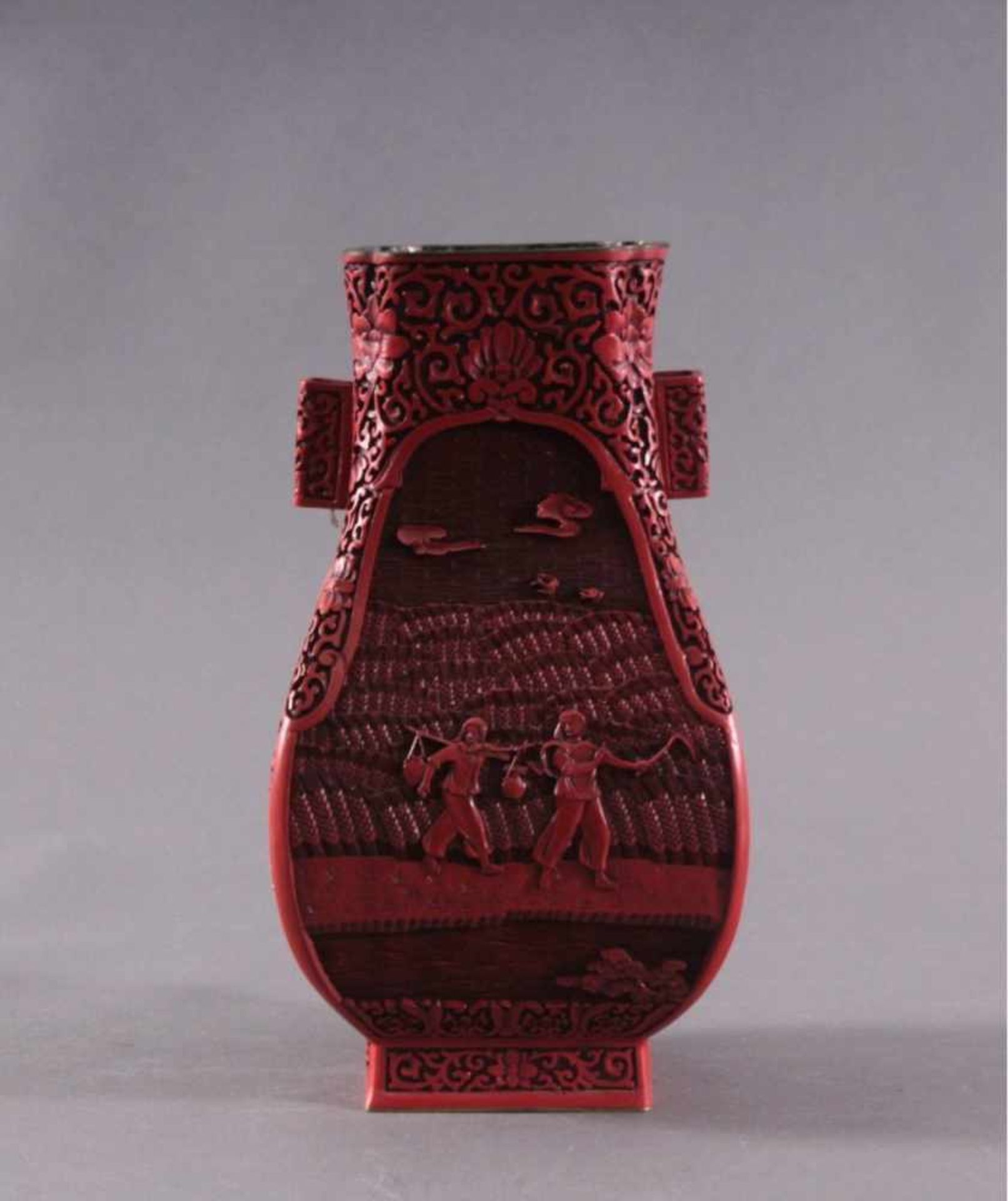 Rot-Lackvase mit HandhabenMessing. In 4 Kartuschen im reliefiertes, geschnitztesfigurales und