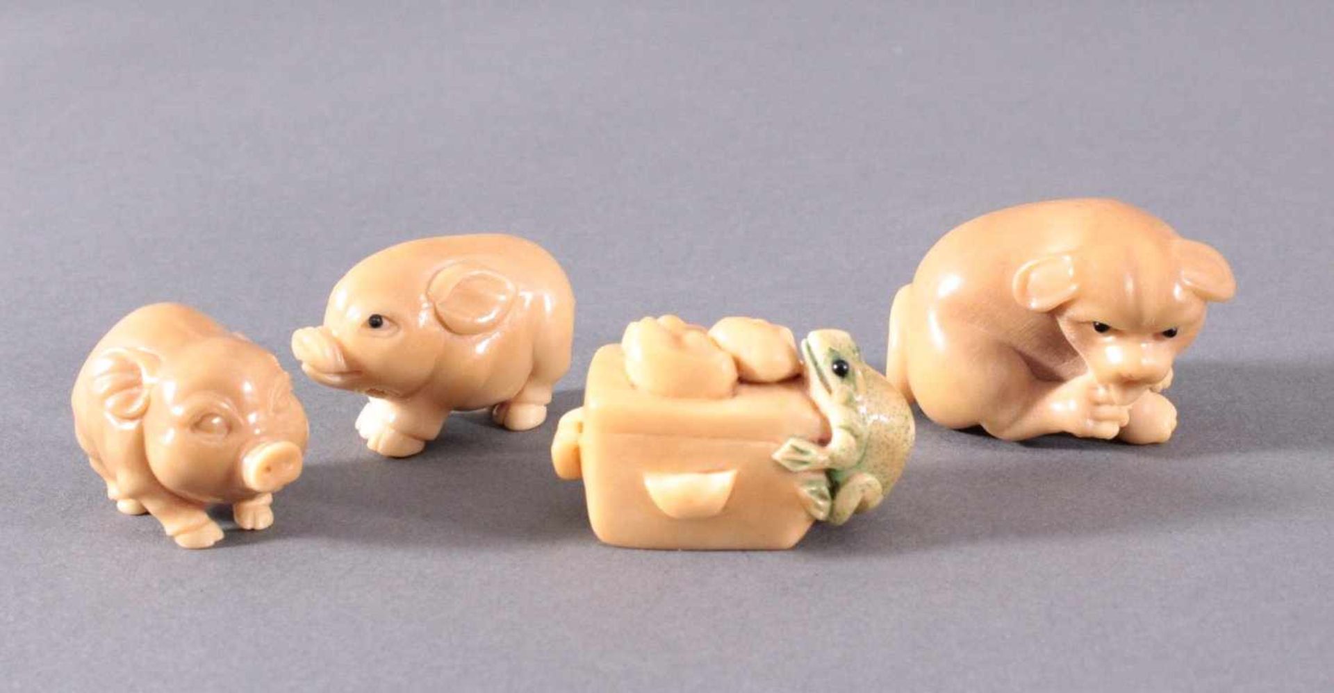 Tagua-Nuss, Steinnussfiguren, Japan. 4 StückHund, zwei Schweinen (einmal Netsuke) und Frosch, ca.