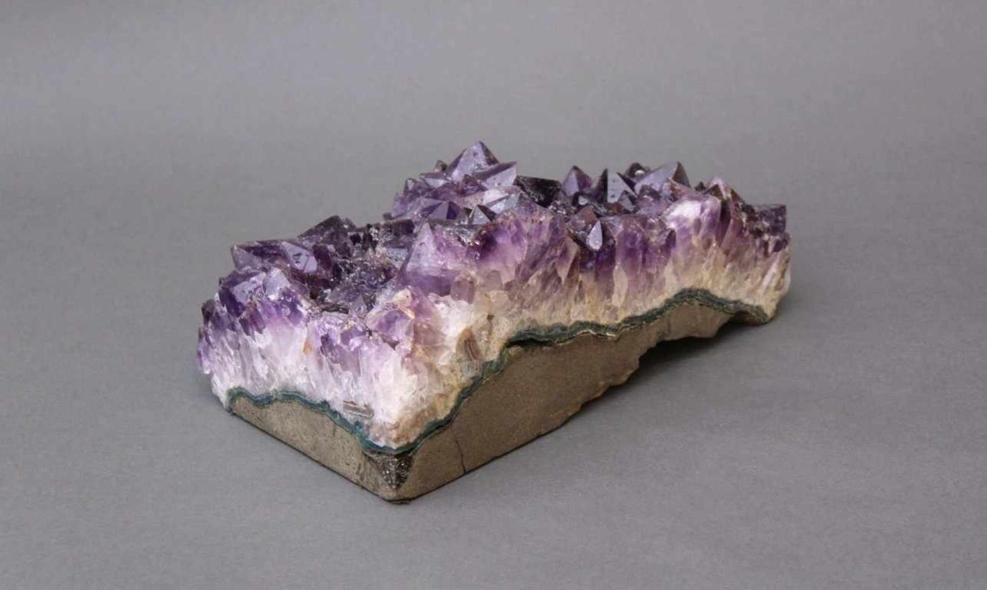 Amethyst StufeGesamtgewicht ca. 7,5kg. Maße ca. 28,5 x 12 x 16cm.Unterseite mit Beton ausgegossen um - Bild 3 aus 5