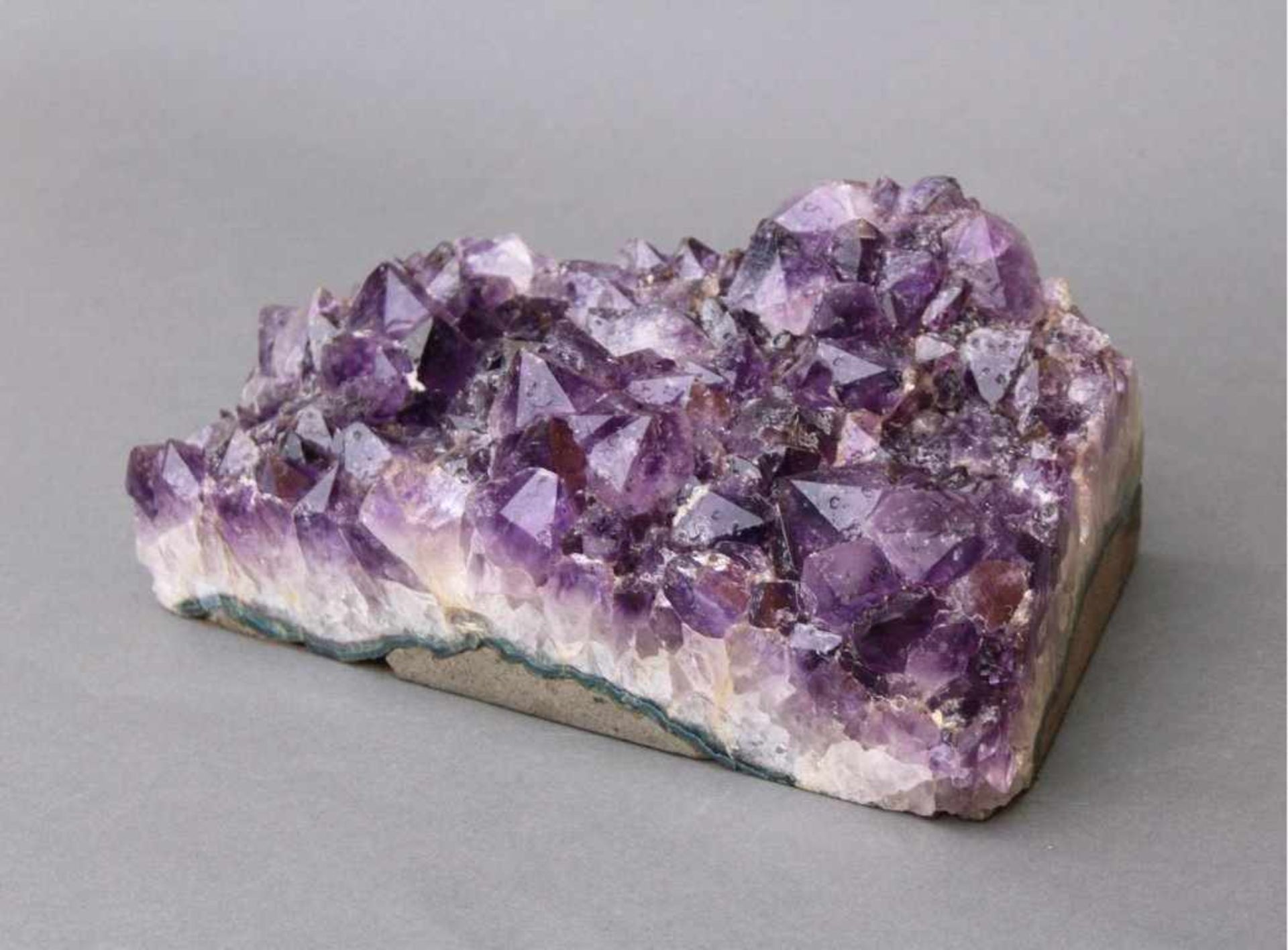 Amethyst StufeGesamtgewicht ca. 7,5kg. Maße ca. 28,5 x 12 x 16cm.Unterseite mit Beton ausgegossen um - Bild 2 aus 5