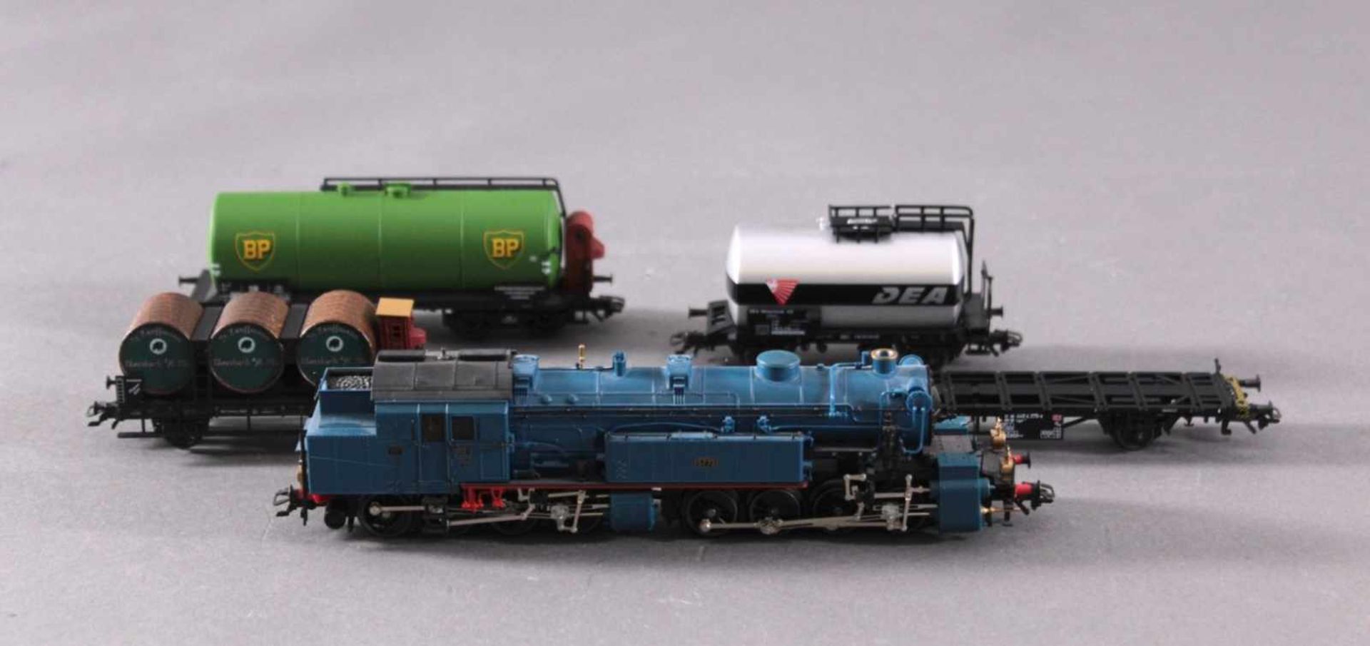 Märklin Dampflok 3758 mit 4 Waggons