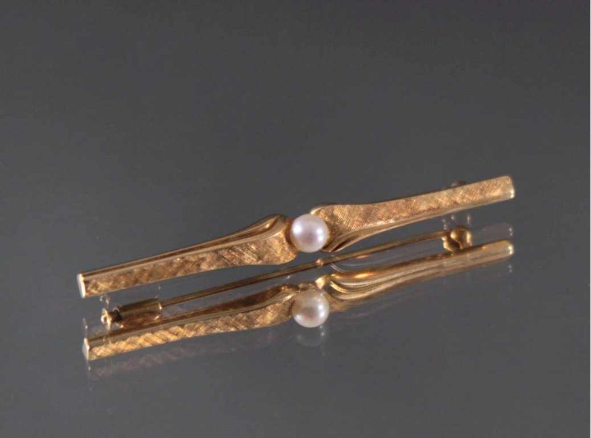 Stabbrosche aus 14 Karat Gelbgold mit PerleZentral gefasste Perle, punziert 585, ca. Länge 6 cm, 3,4