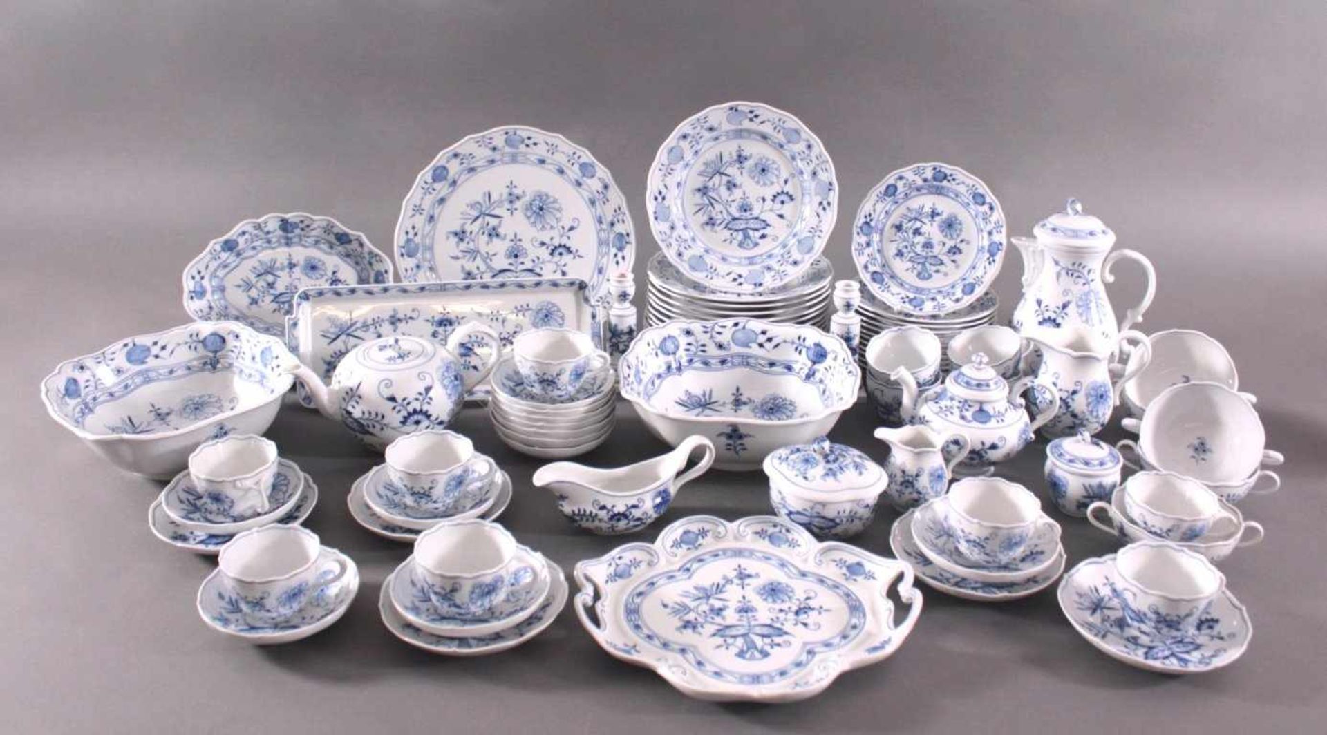 Meissen "Zwiebelmuster", Service-Teile, II. WahlPorzellan, Blaumalerei. 12 Teller, 12