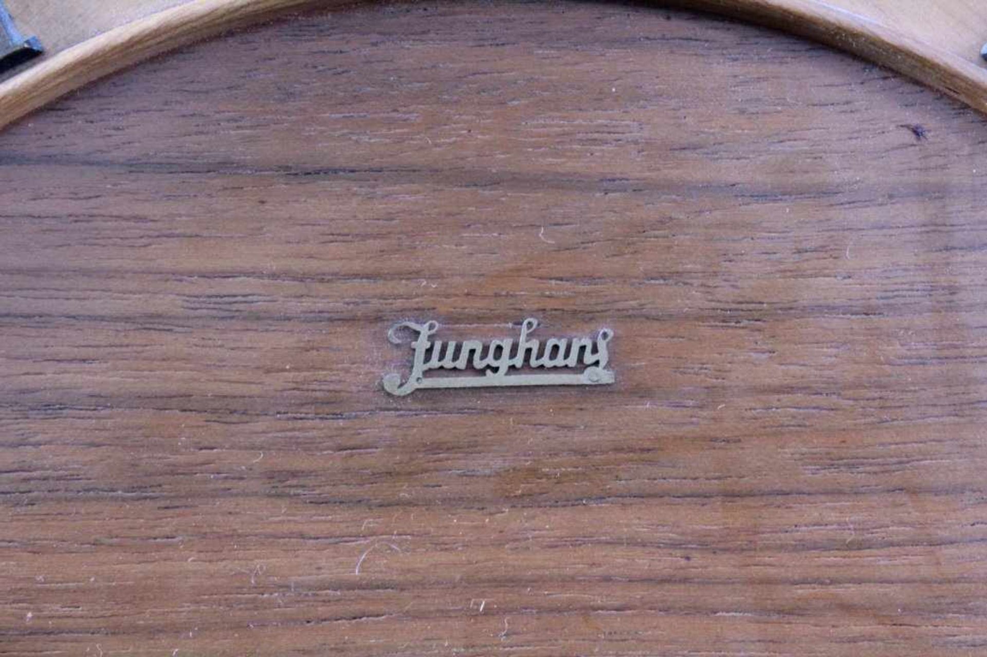 Junghans Wanduhr der 50er JahreFront aus Eichenholz, Metallzifferblatt mit römischenZiffern, - Bild 3 aus 3