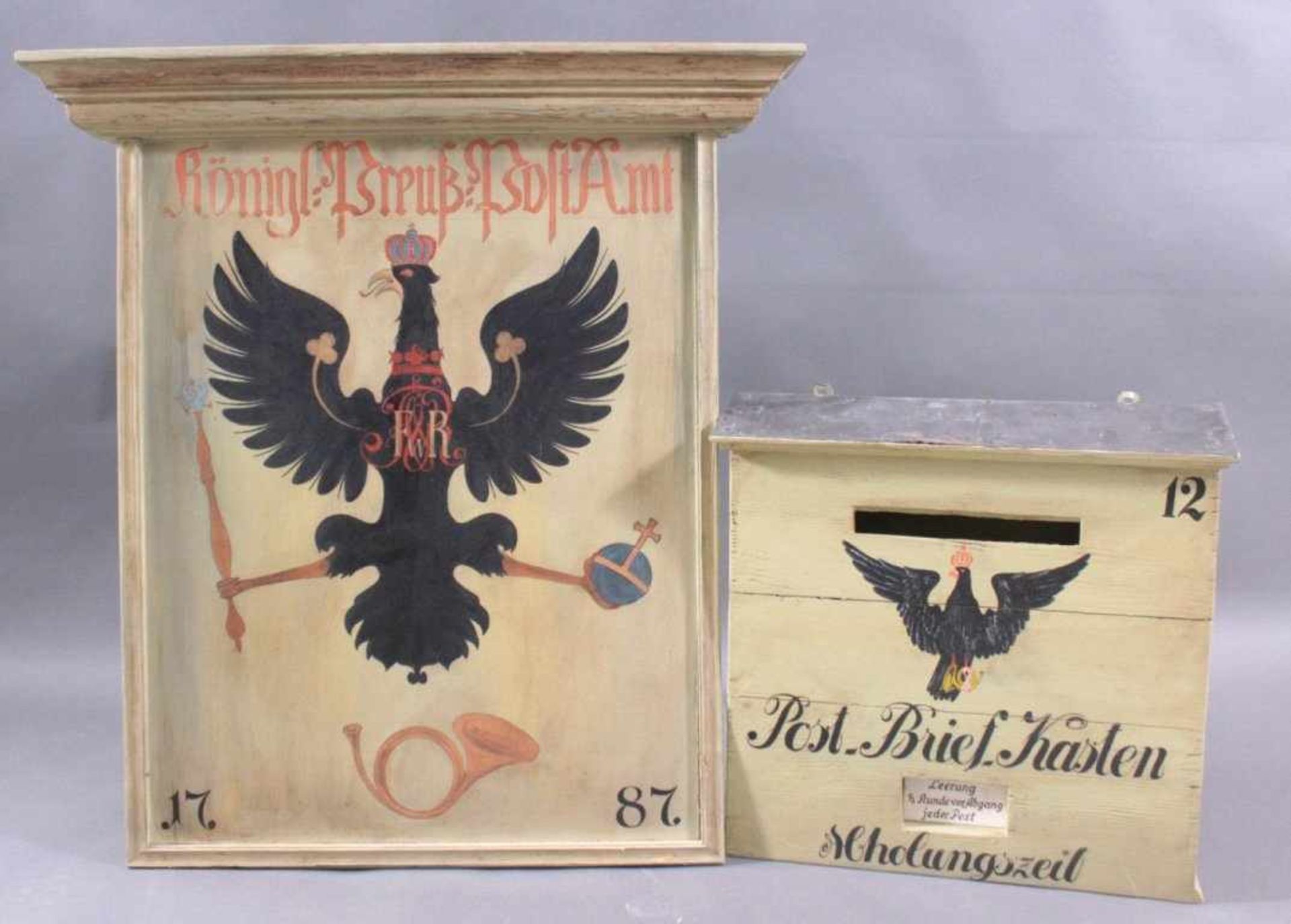 Briefkasten mit Schild im Stil des 19. JahrhundertsBriefkasten und Schild aus Holz, mit